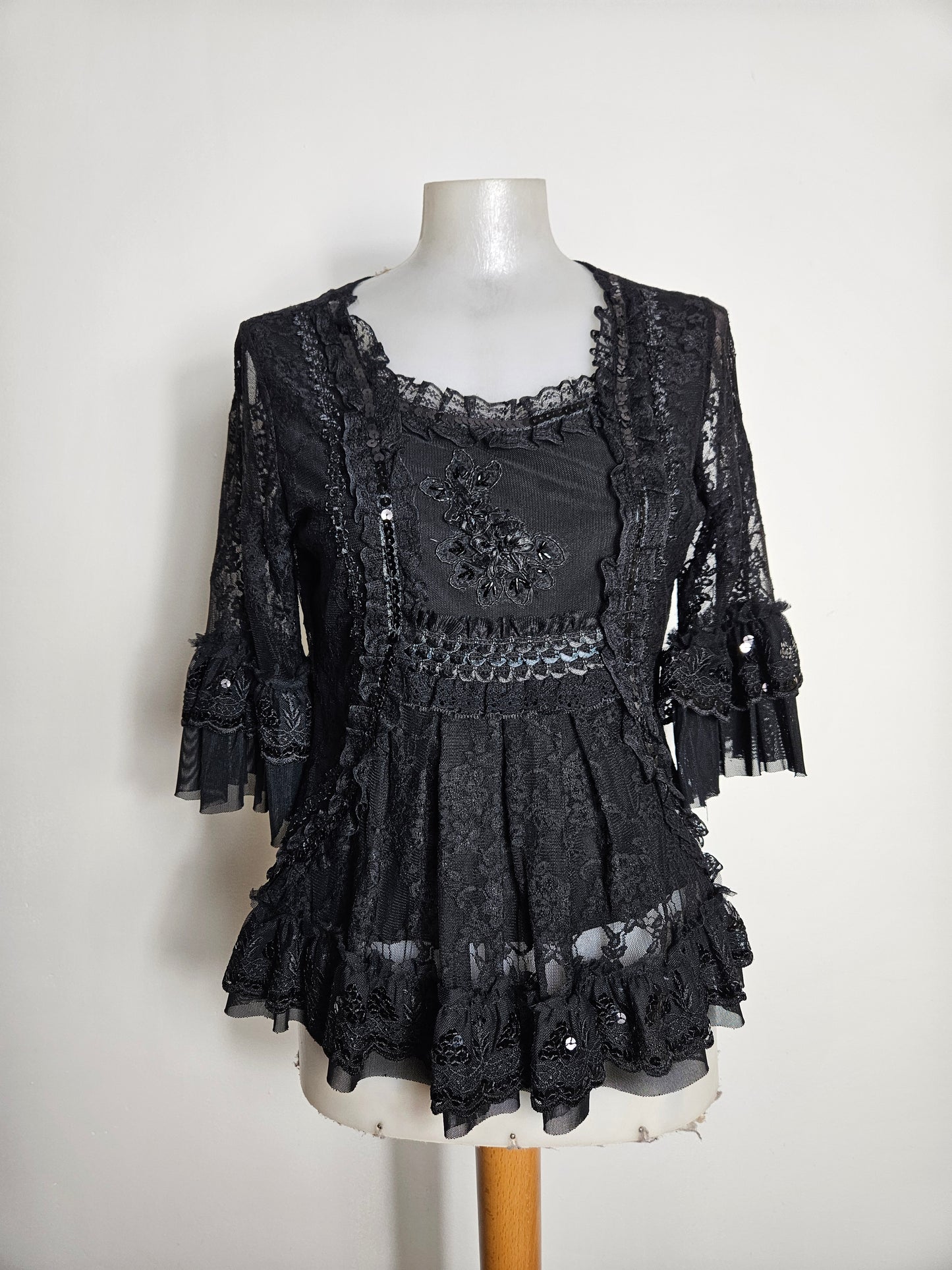 Haut noir en dentelle brodée