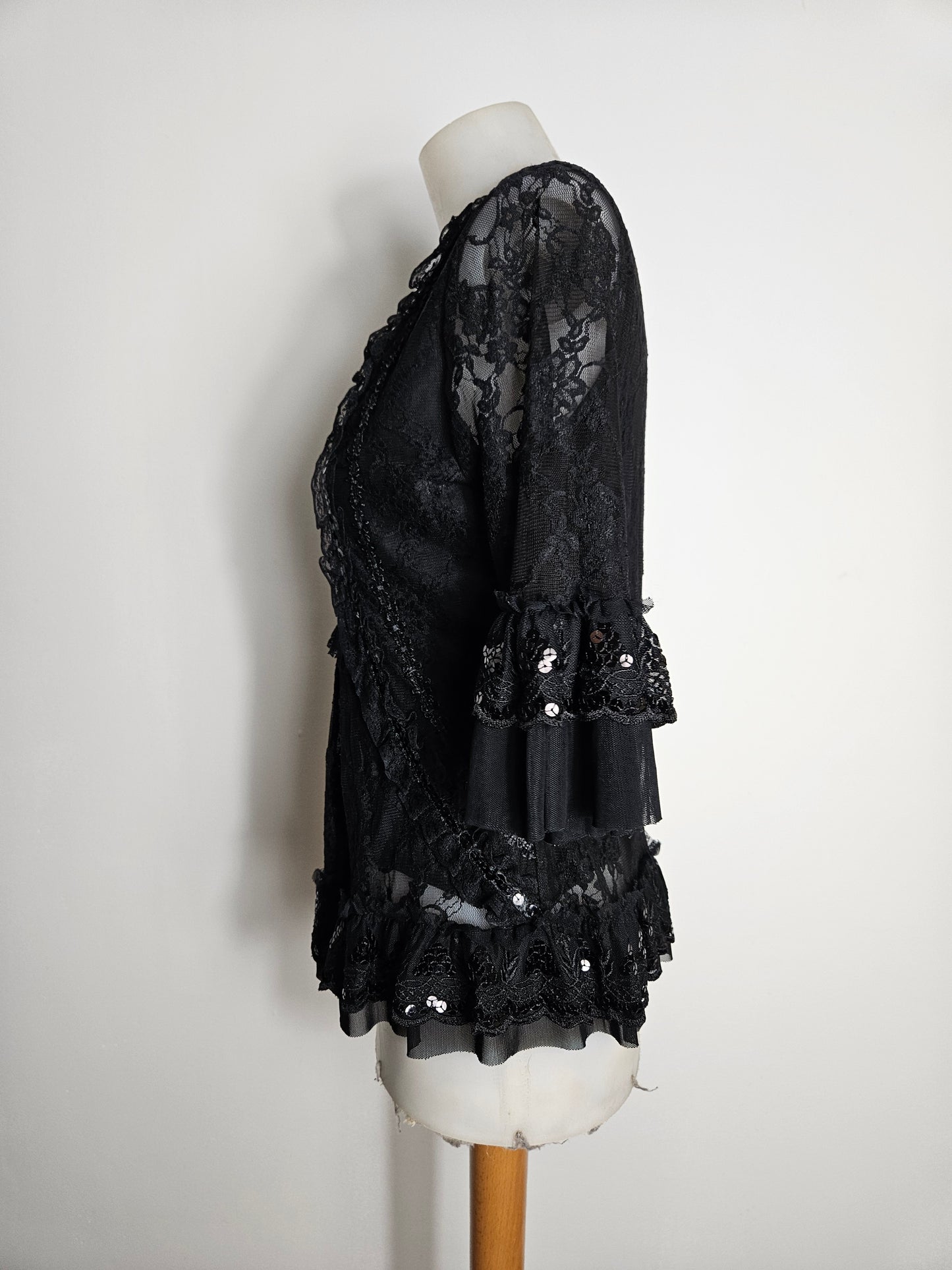 Haut noir en dentelle brodée