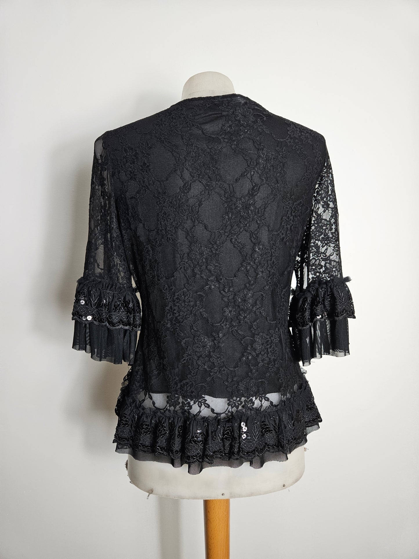 Haut noir en dentelle brodée