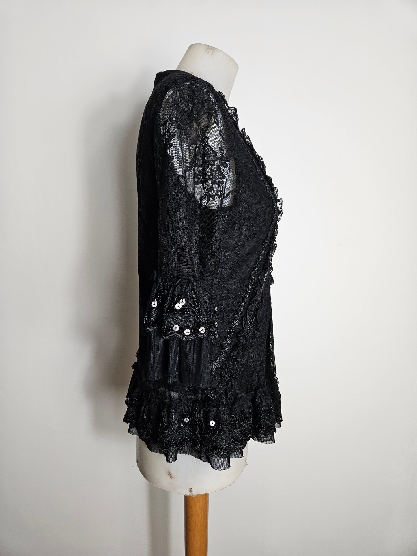 Haut noir en dentelle brodée