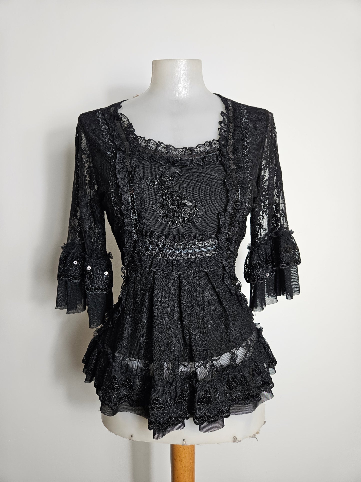 Haut noir en dentelle brodée