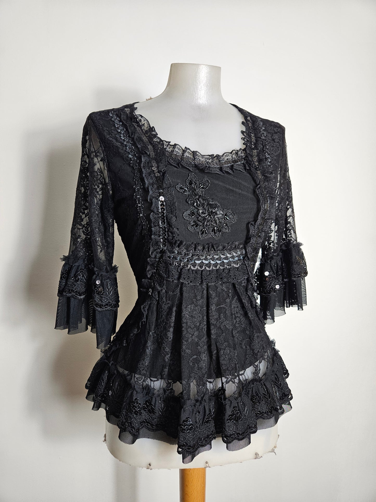 Haut noir en dentelle brodée