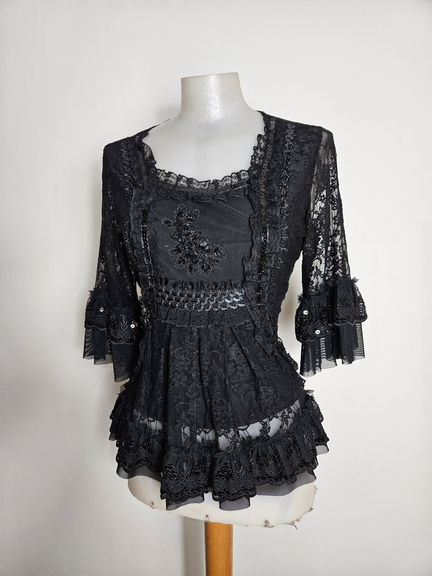 Haut noir en dentelle brodée