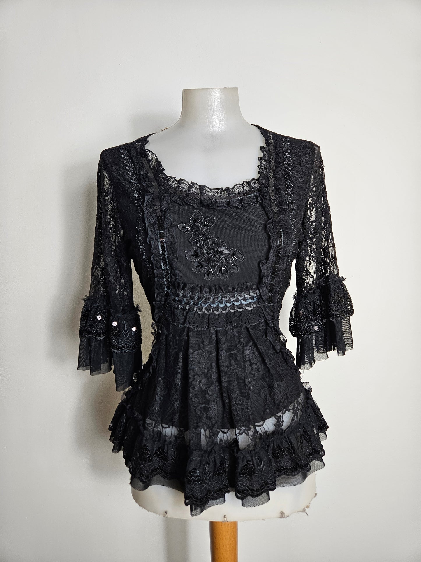 Haut noir en dentelle brodée