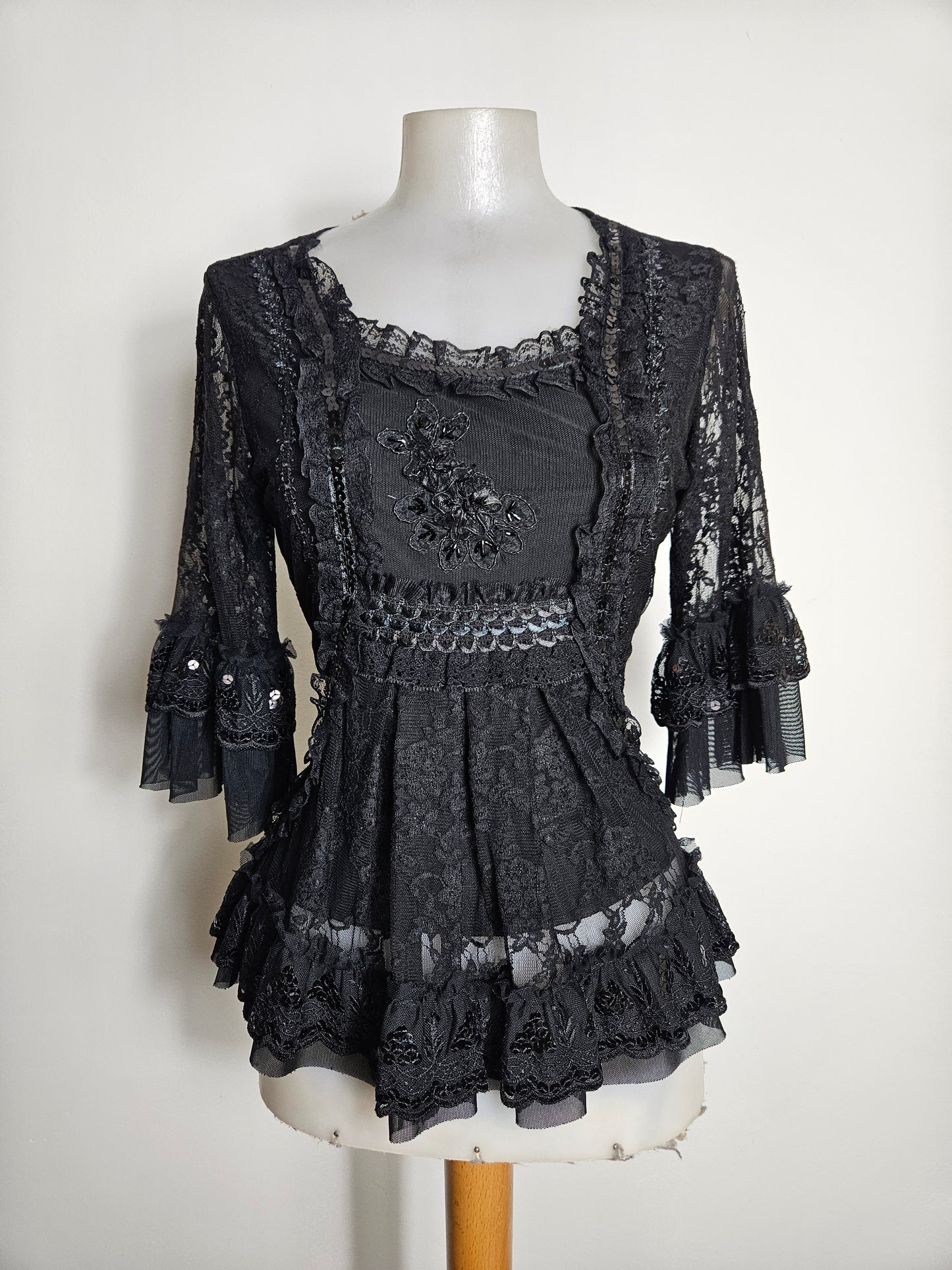 Haut noir en dentelle brodée