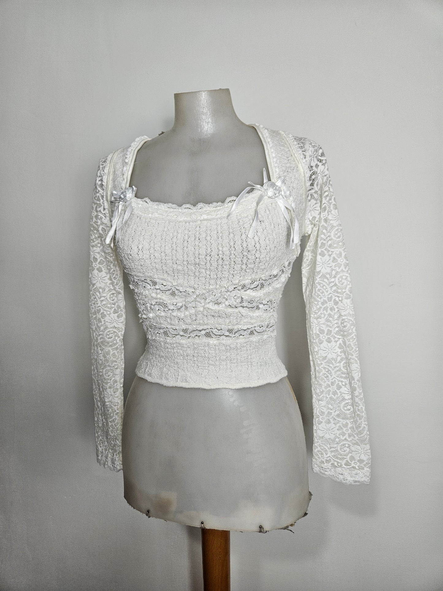 Haut court détails dentelle et fleurs