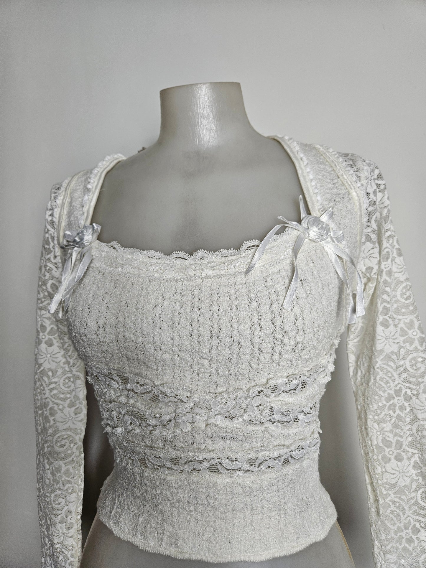 Haut court détails dentelle et fleurs