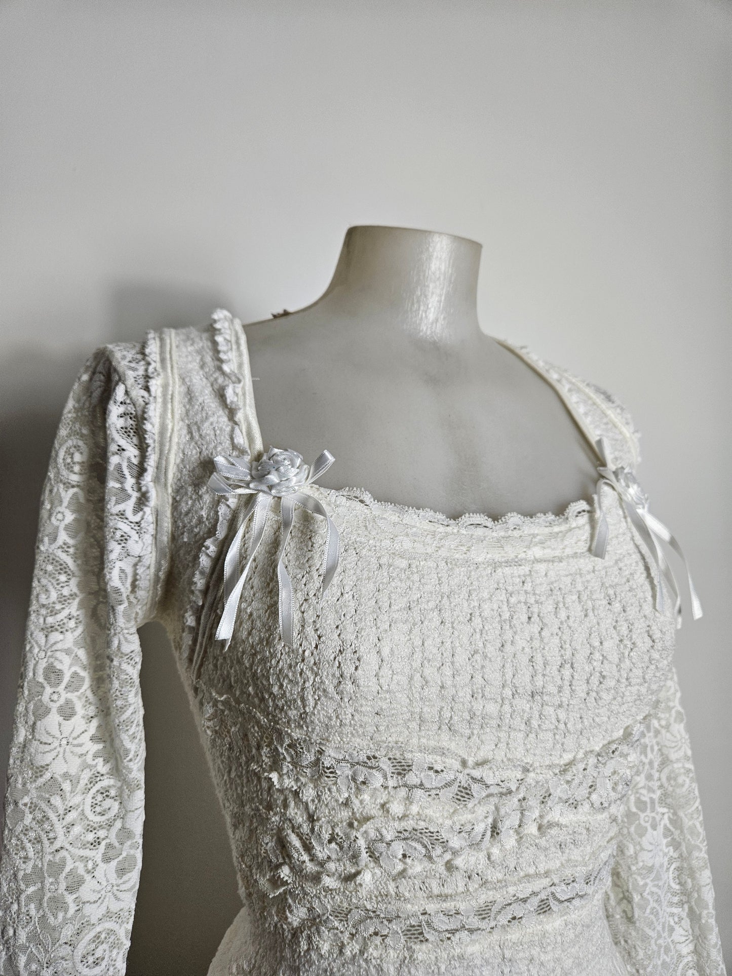 Haut court détails dentelle et fleurs