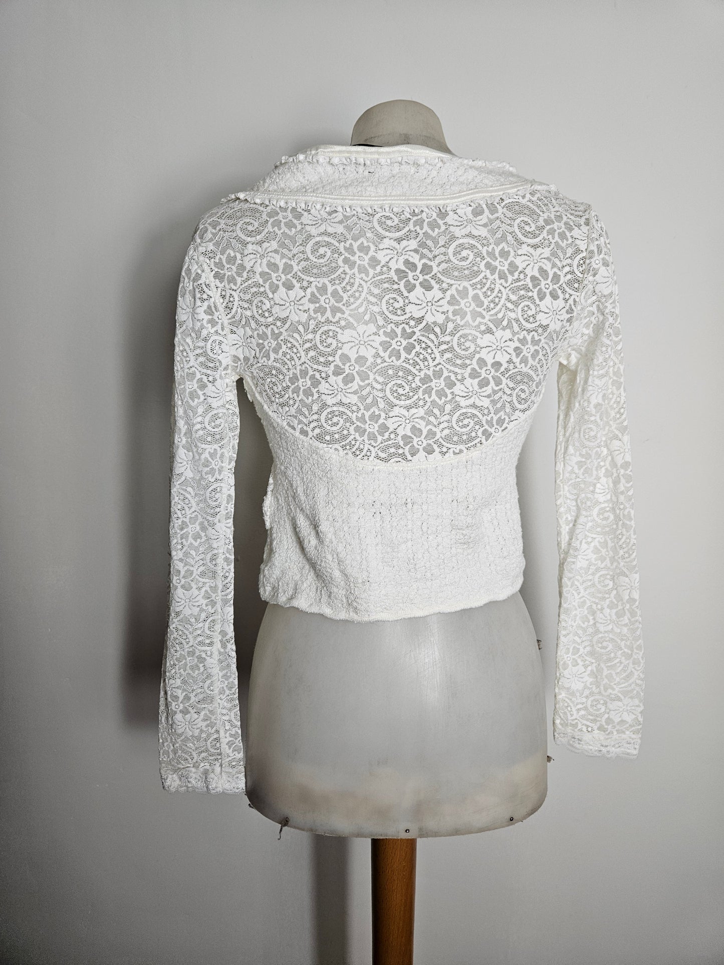 Haut court détails dentelle et fleurs