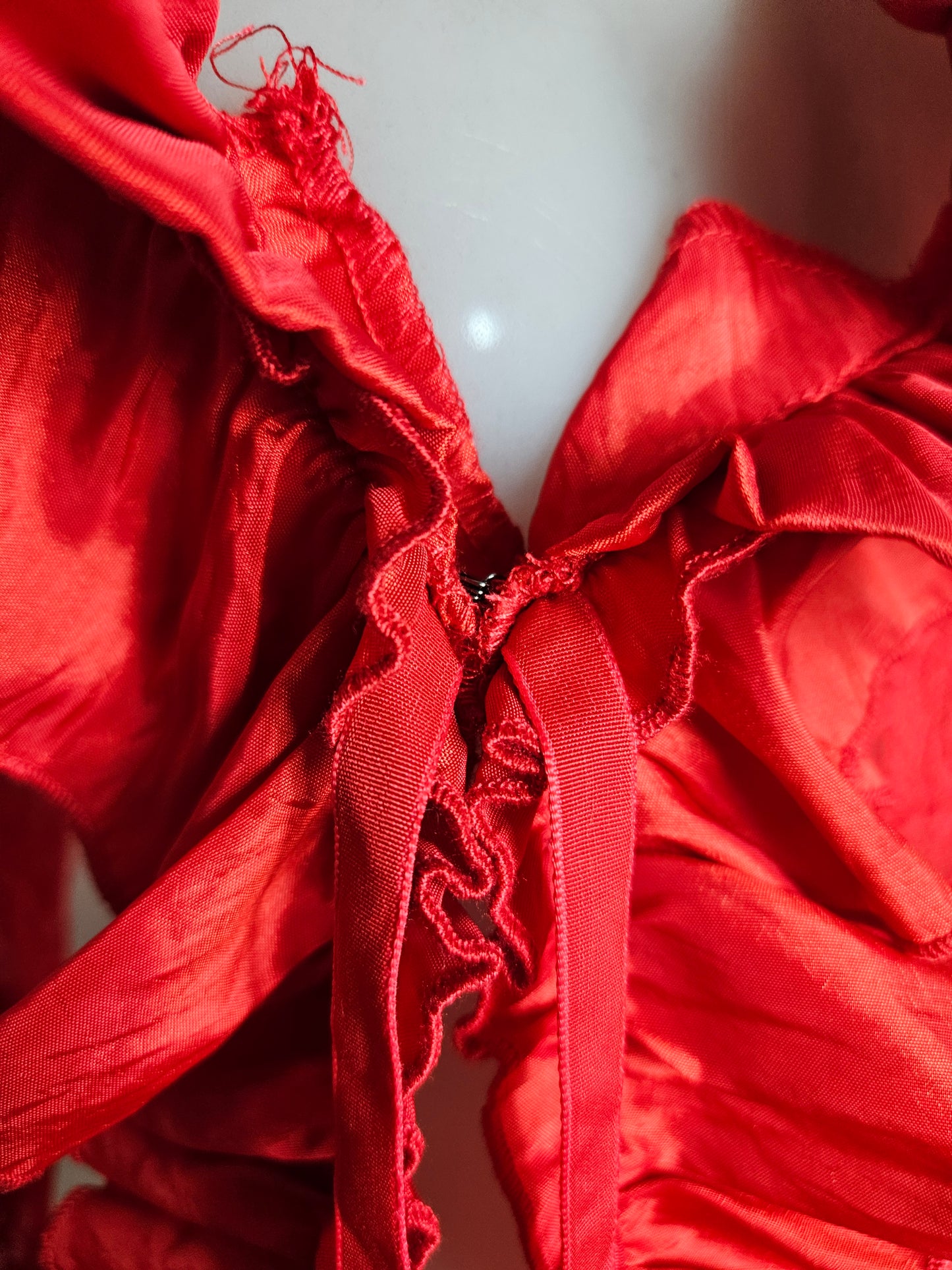 Chemisier rouge satin et dentelle