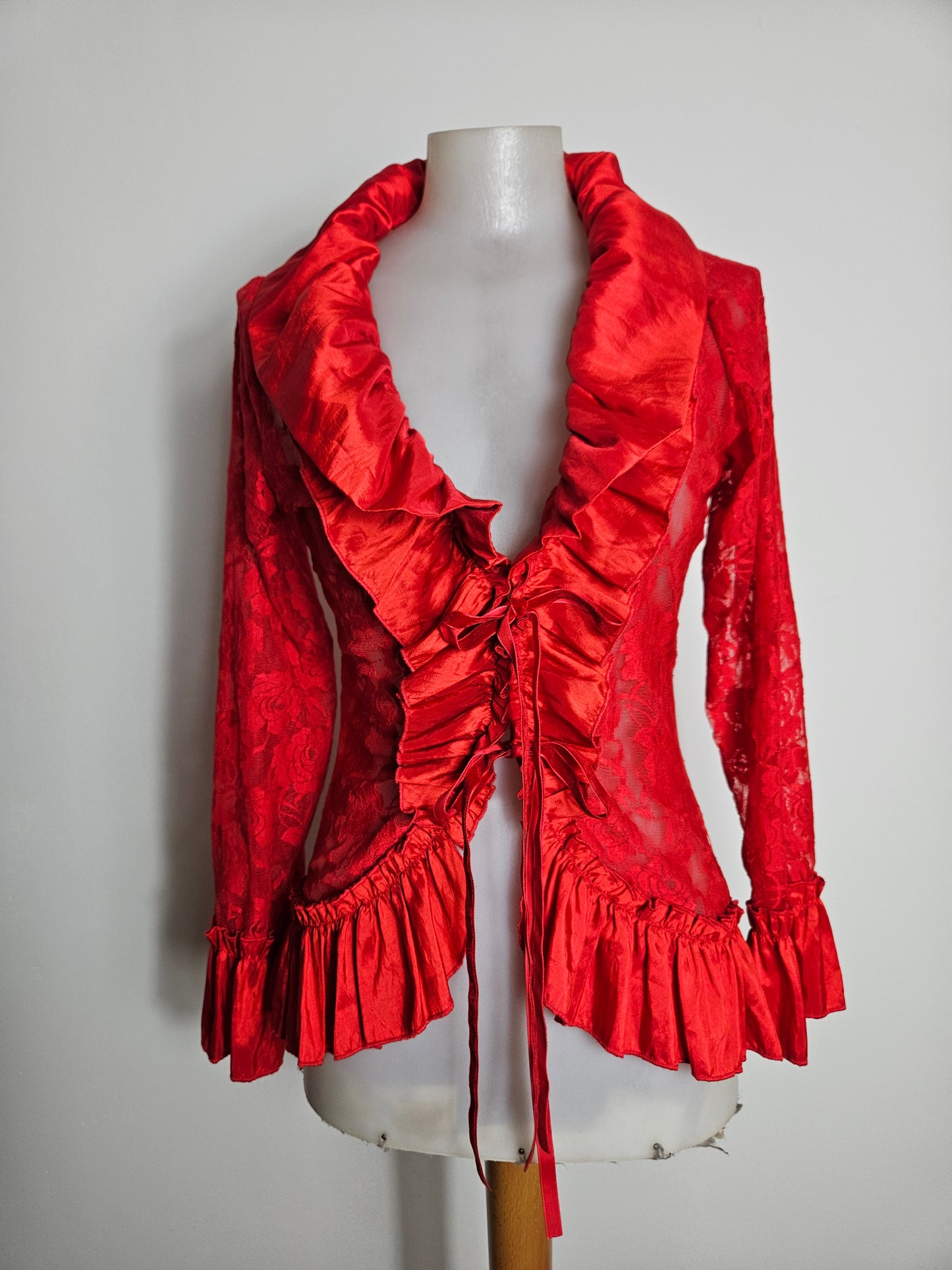 Chemisier rouge satin et dentelle