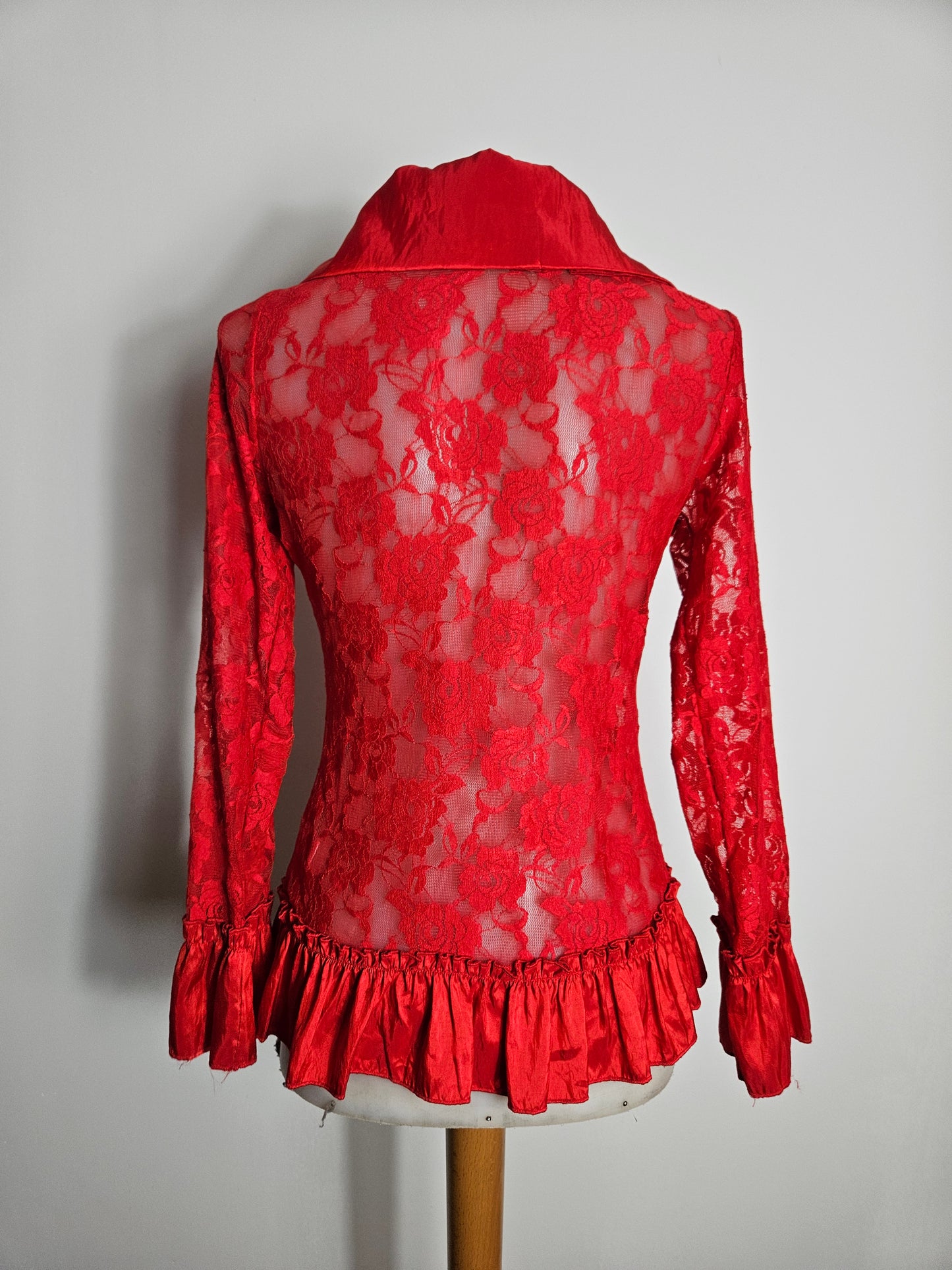 Chemisier rouge satin et dentelle