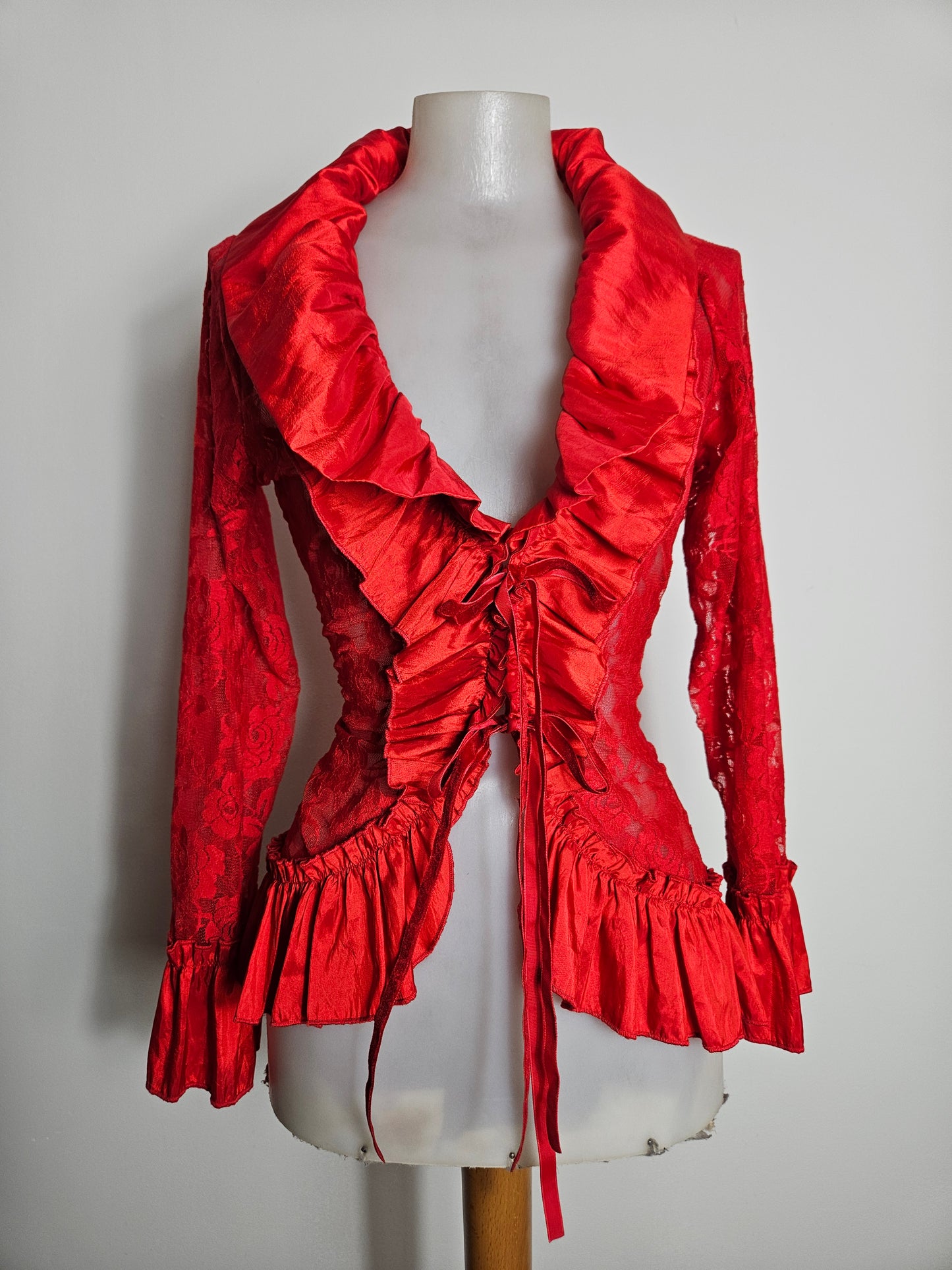 Chemisier rouge satin et dentelle
