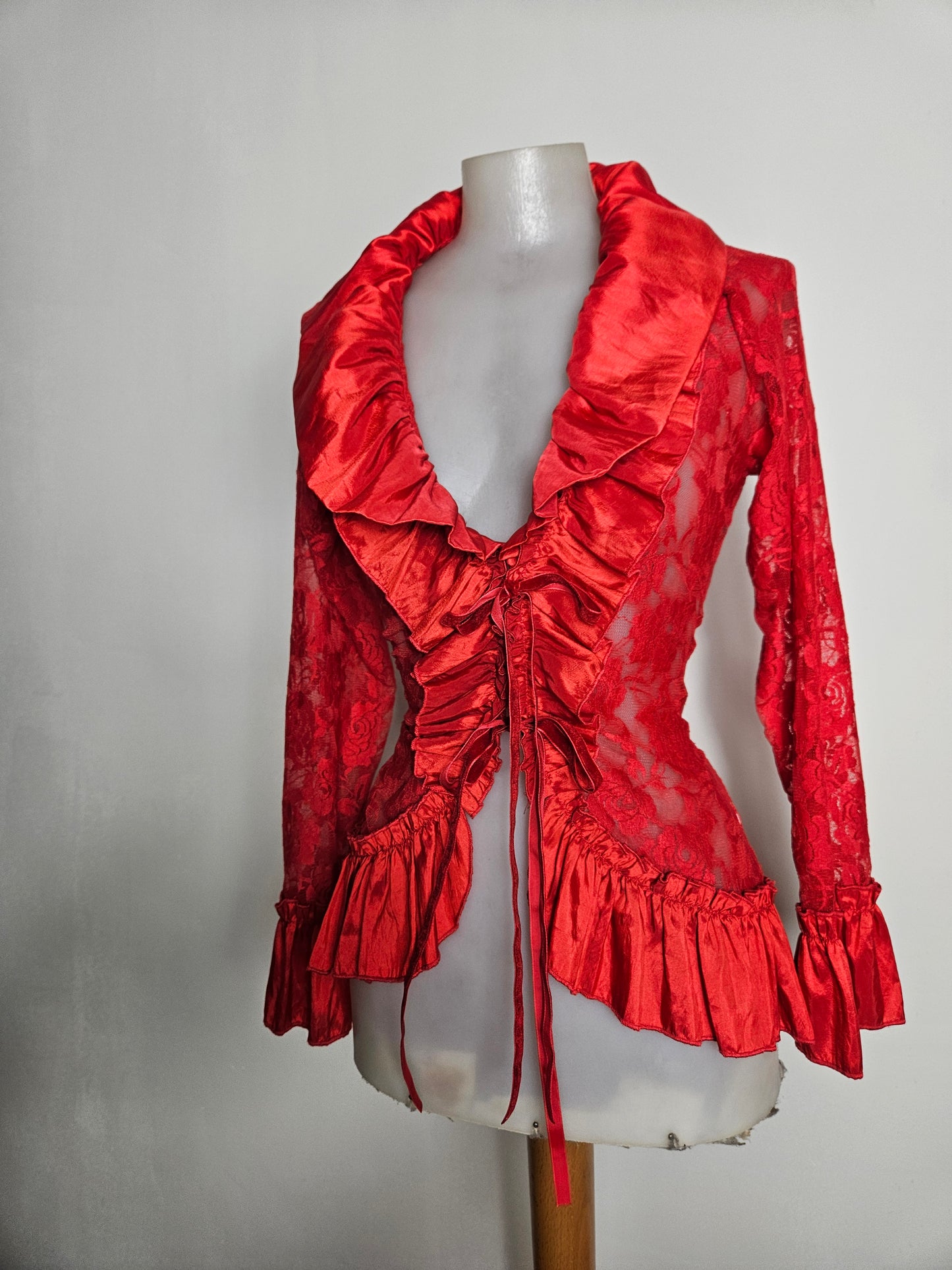 Chemisier rouge satin et dentelle