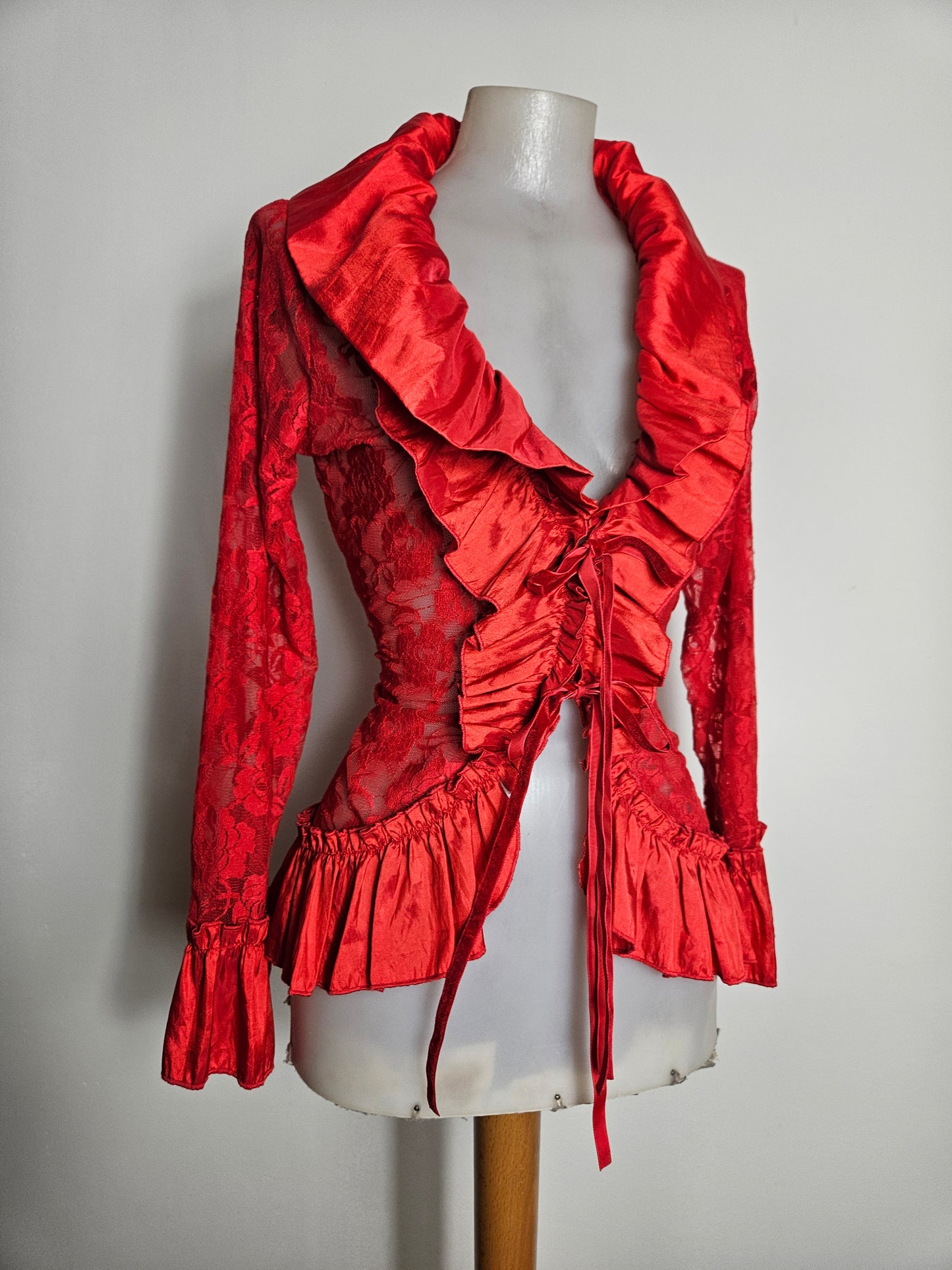 Chemisier rouge satin et dentelle