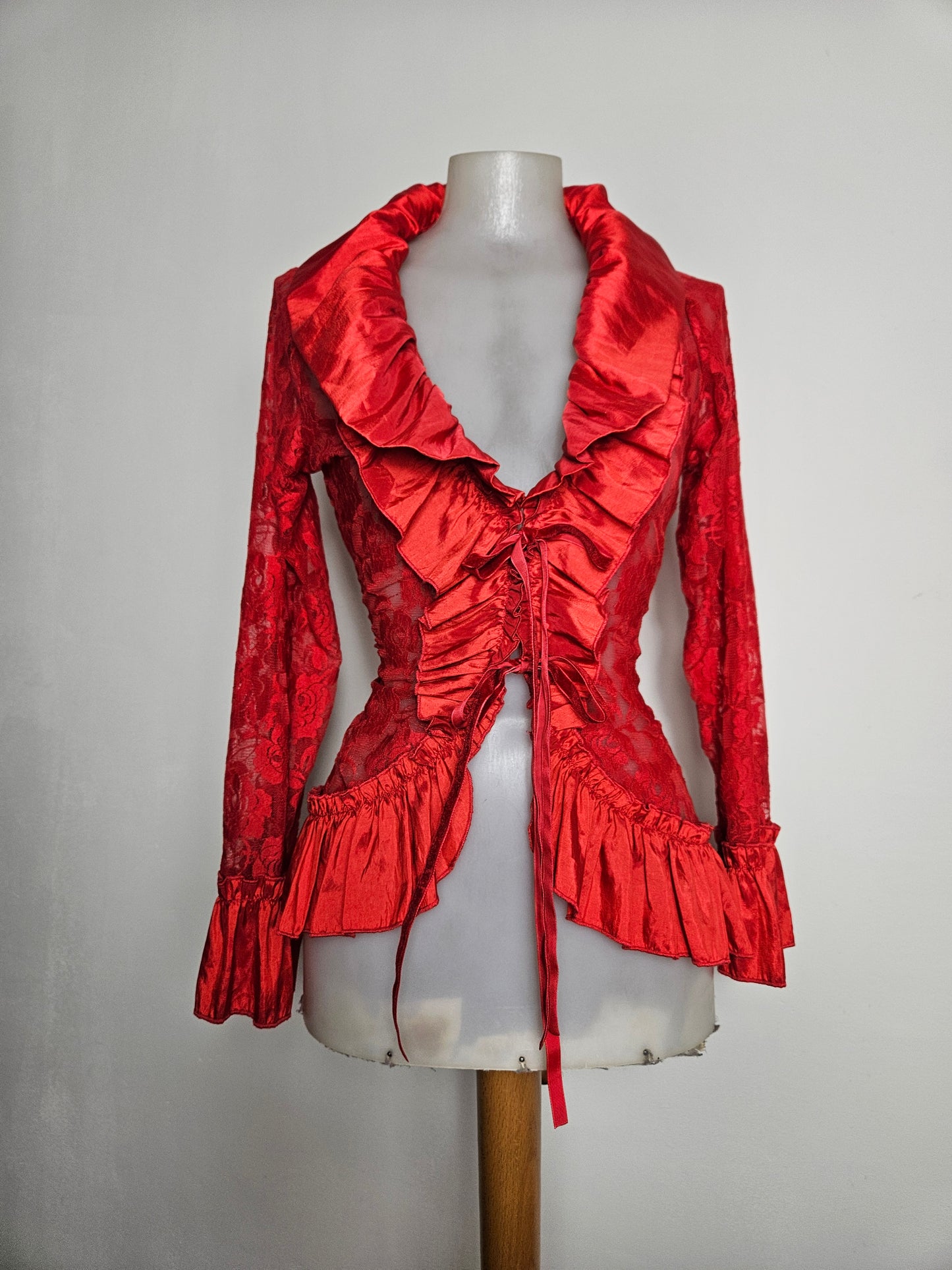 Chemisier rouge satin et dentelle