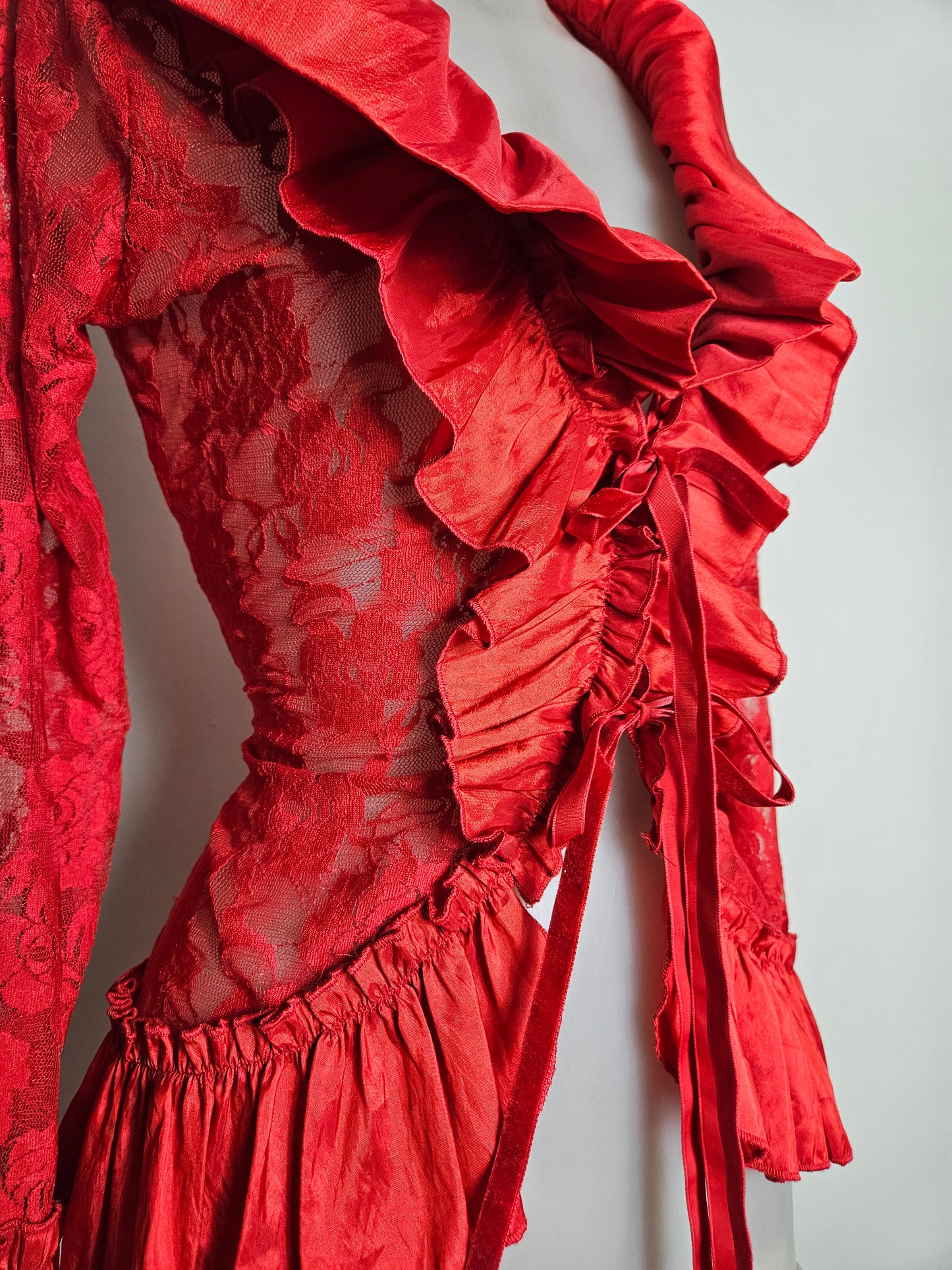 Chemisier rouge satin et dentelle