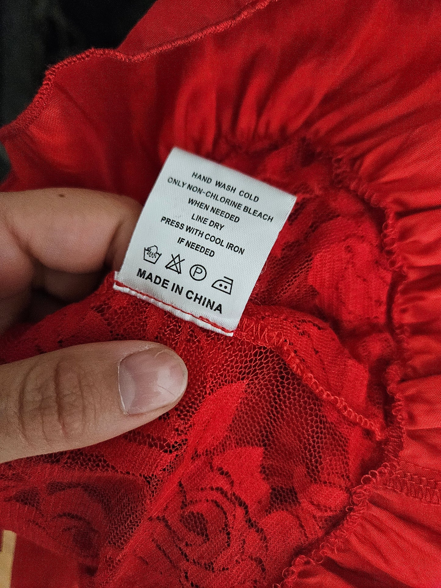 Chemisier rouge satin et dentelle