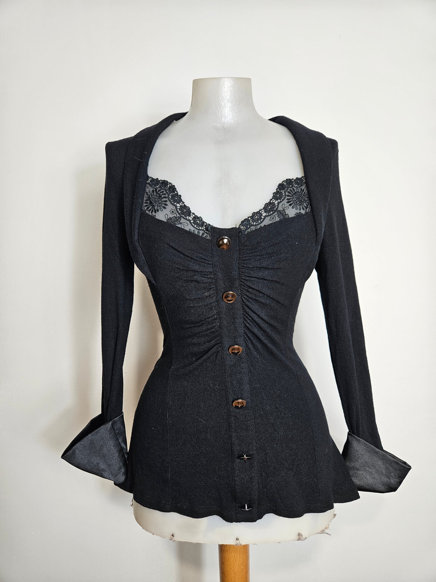Haut noir cintré col en dentelle