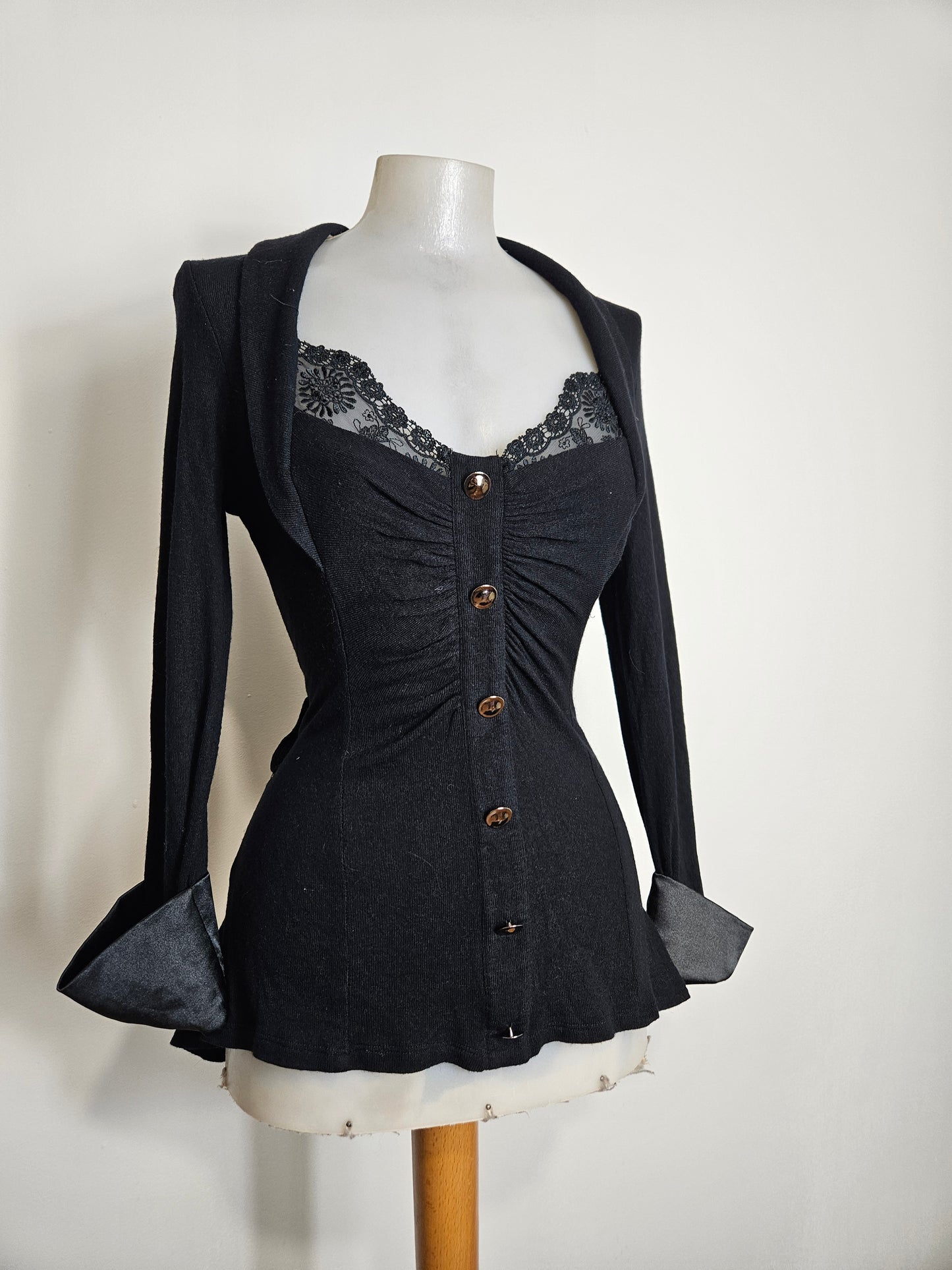 Haut noir cintré col en dentelle