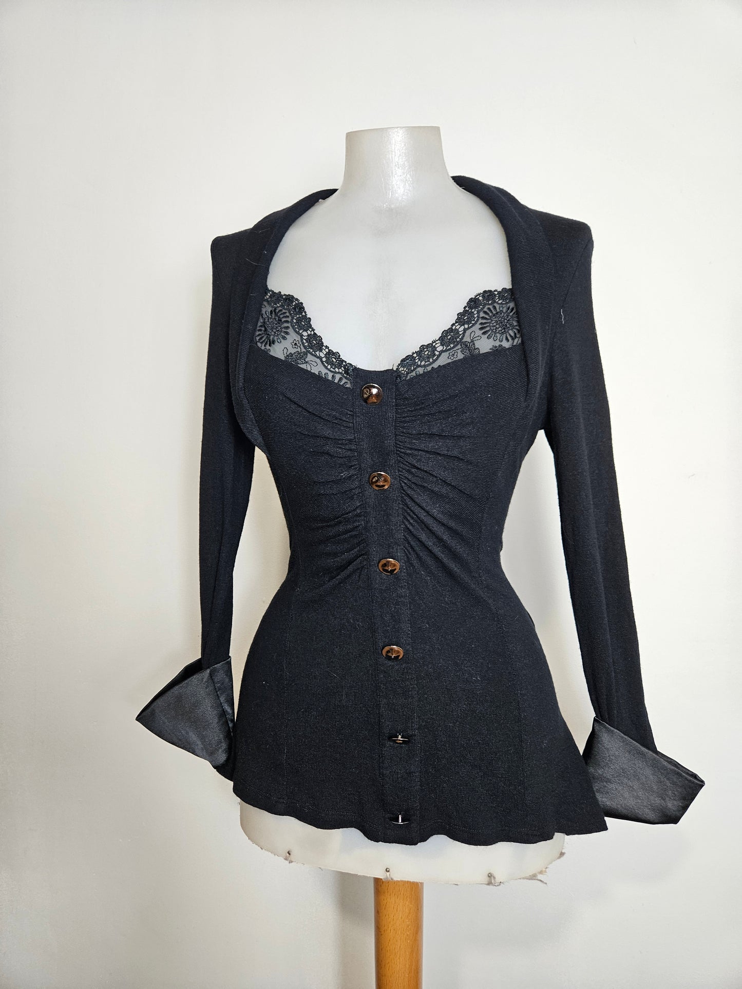 Haut noir cintré col en dentelle