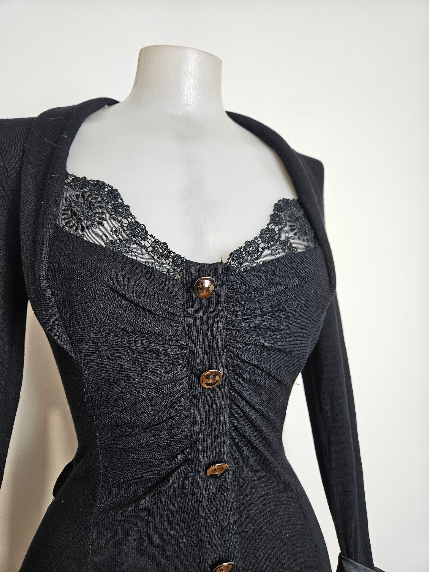 Haut noir cintré col en dentelle