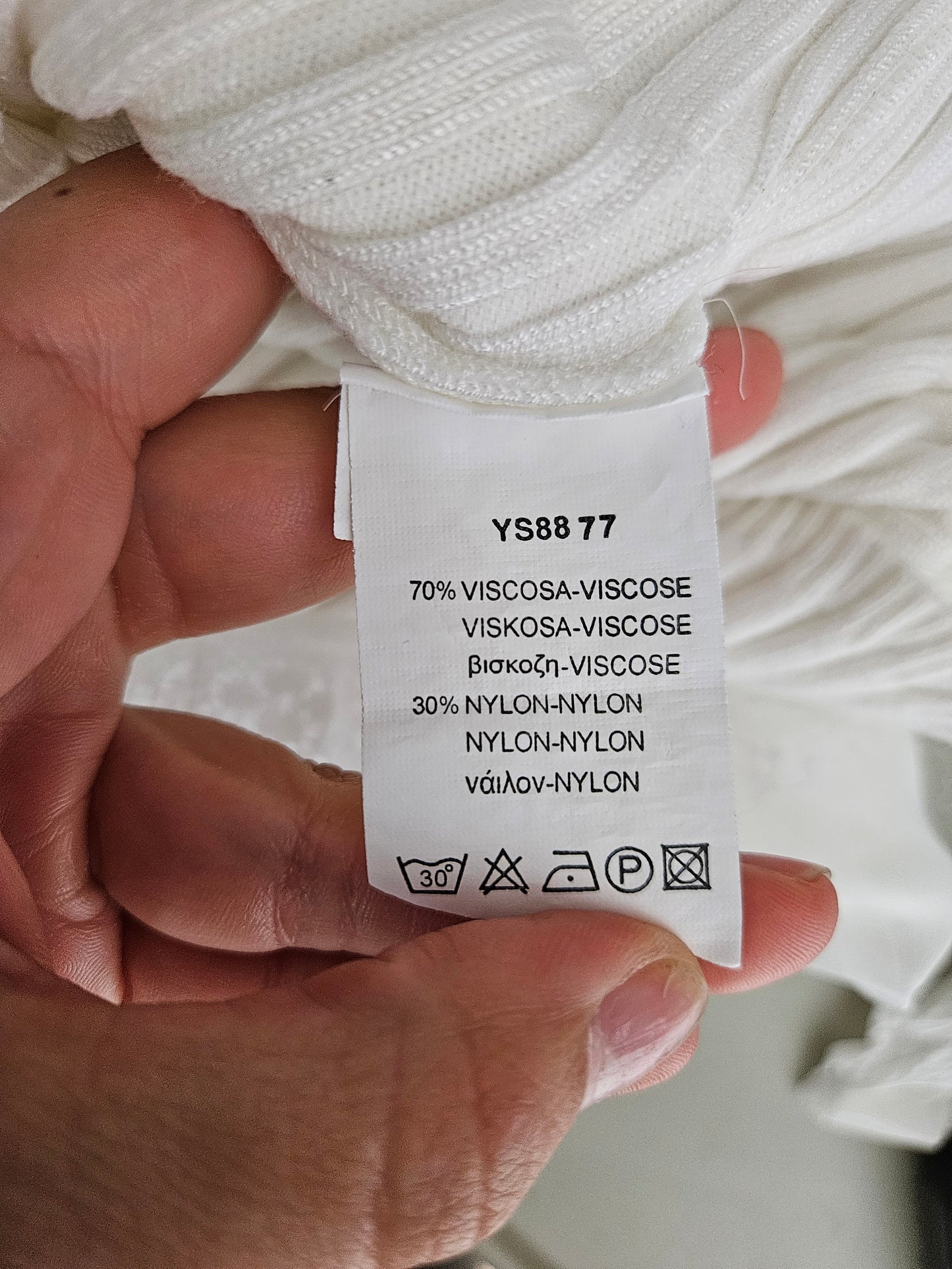 Haut blanc en voile à volants abondants