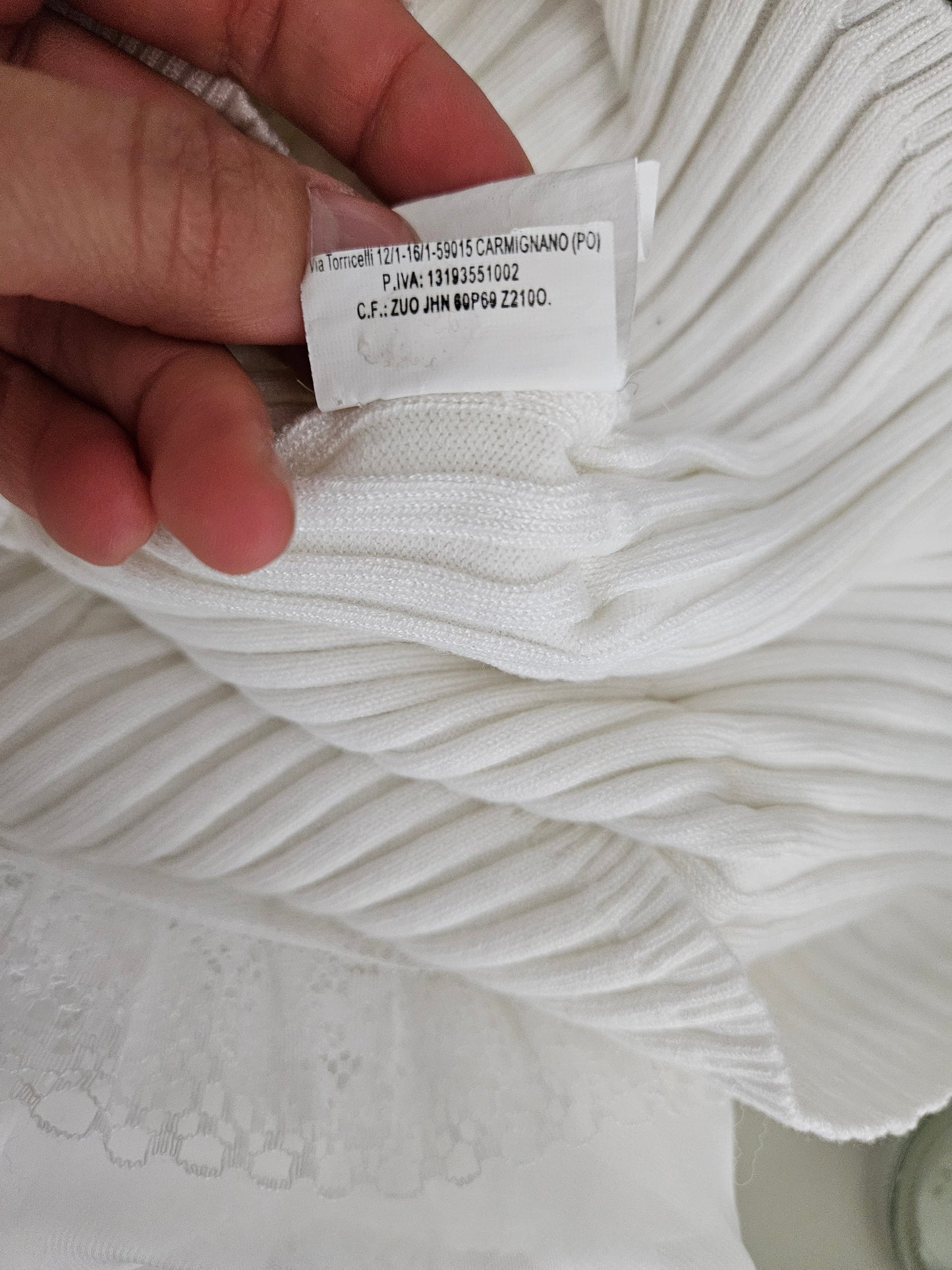 Haut blanc en voile à volants abondants