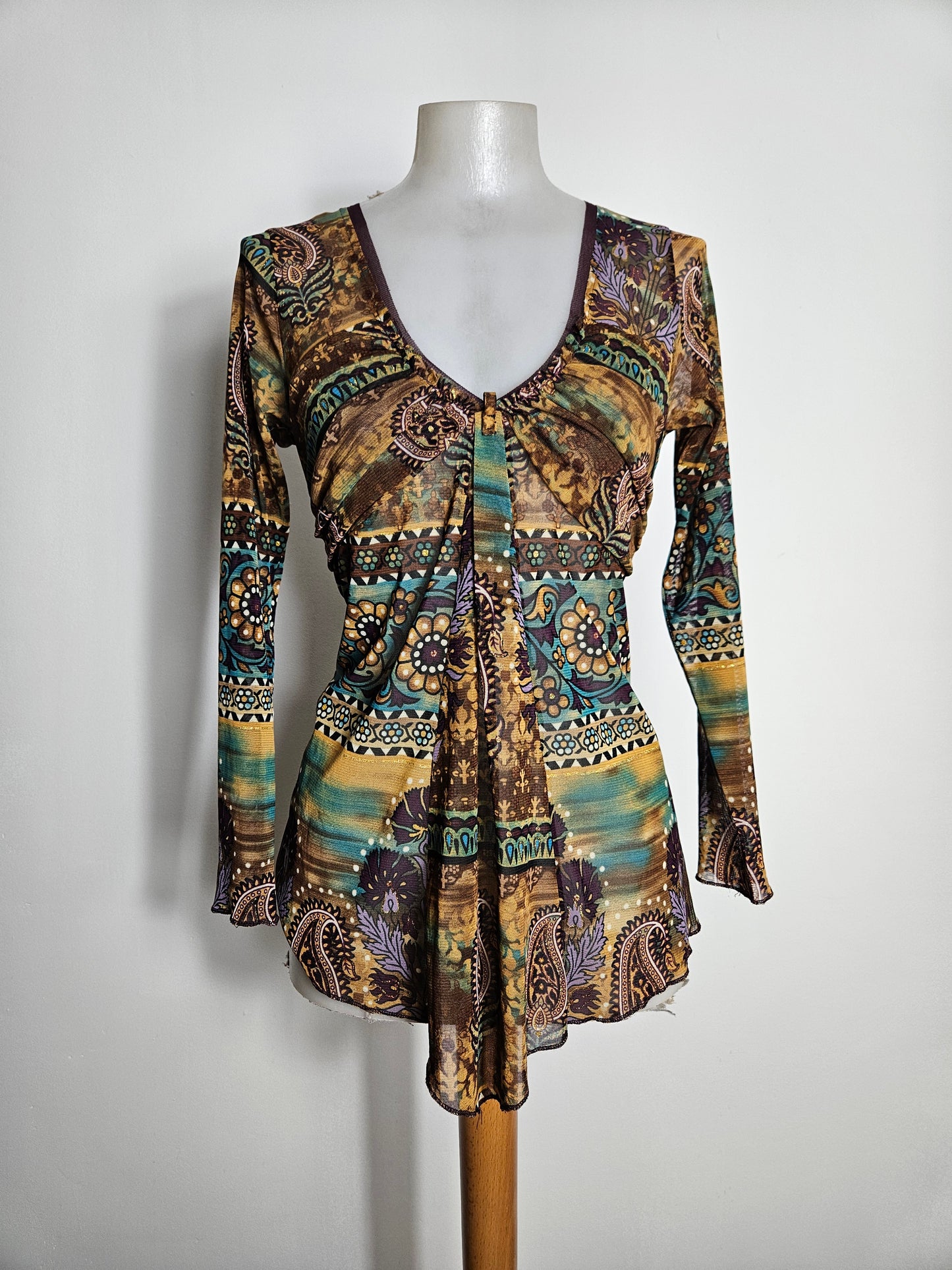 Haut en voile à arabesques et strass