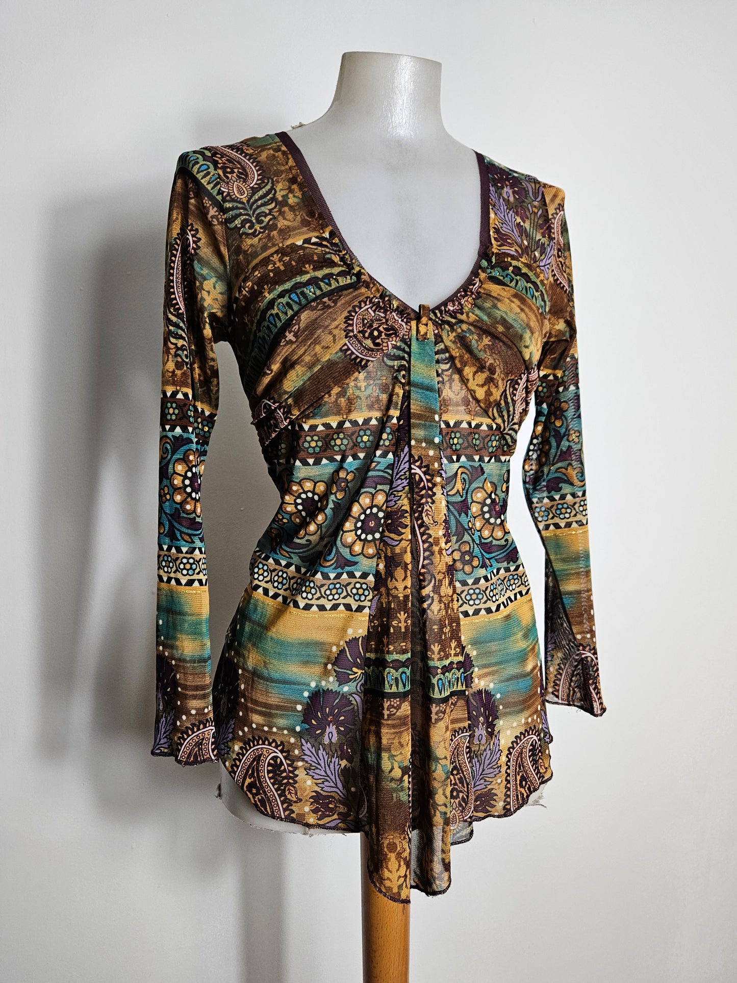 Haut en voile à arabesques et strass