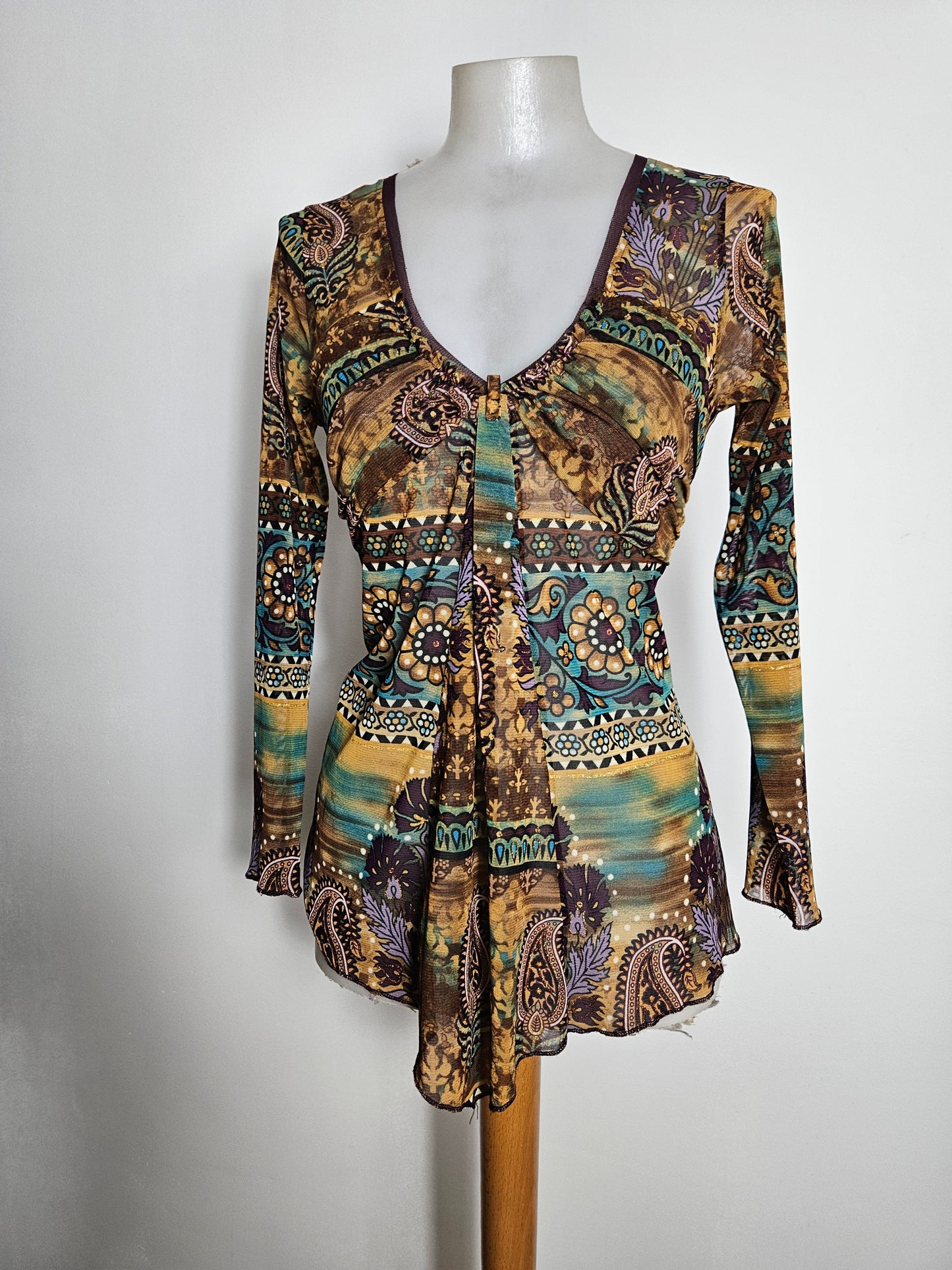 Haut en voile à arabesques et strass