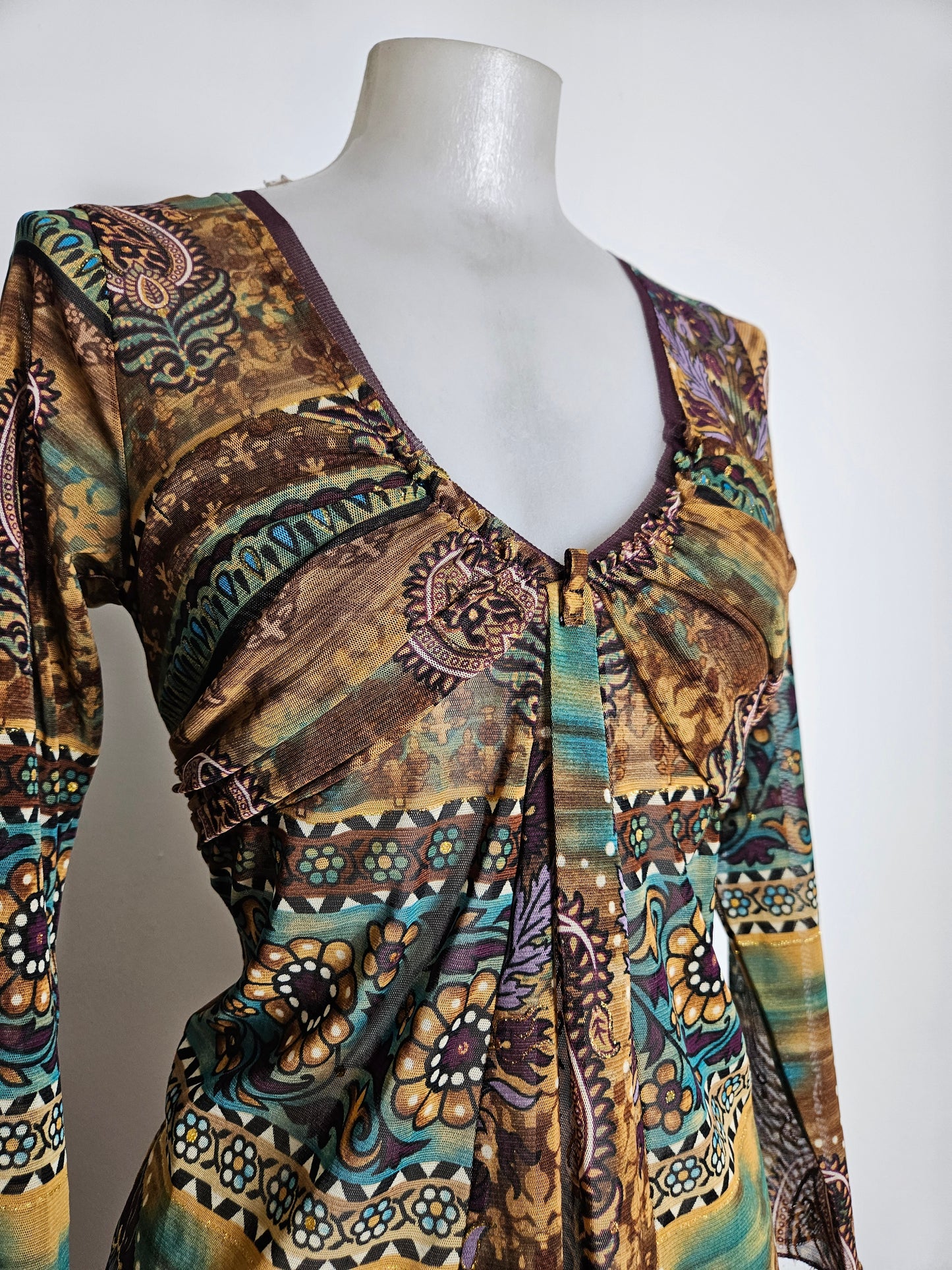 Haut en voile à arabesques et strass