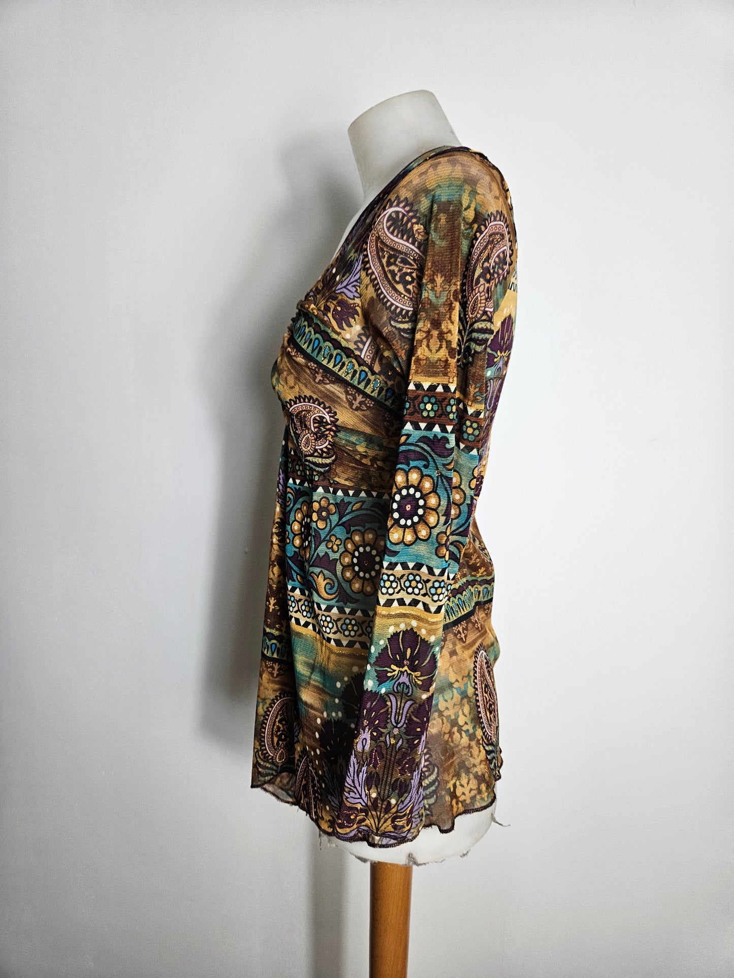 Haut en voile à arabesques et strass