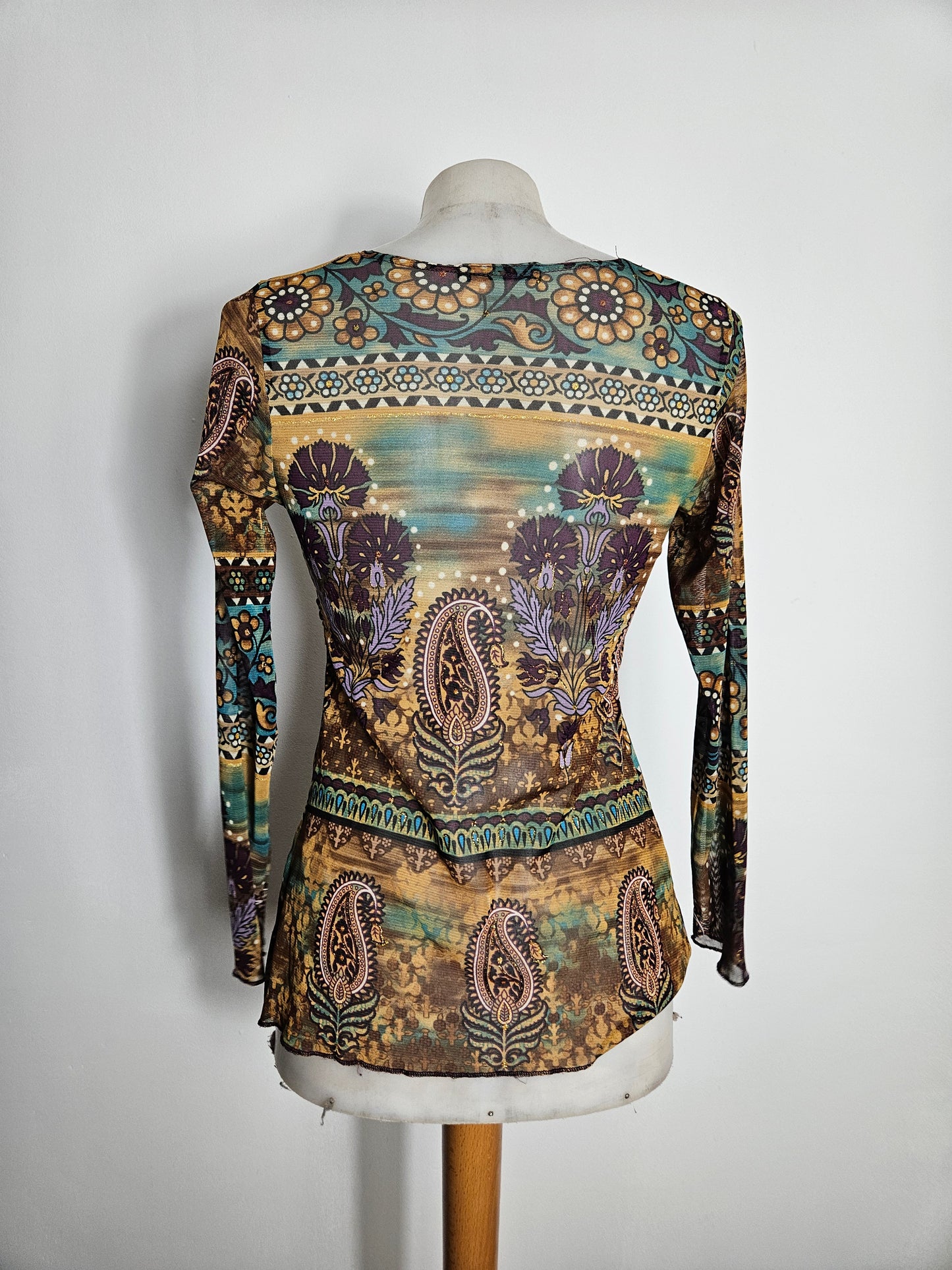 Haut en voile à arabesques et strass