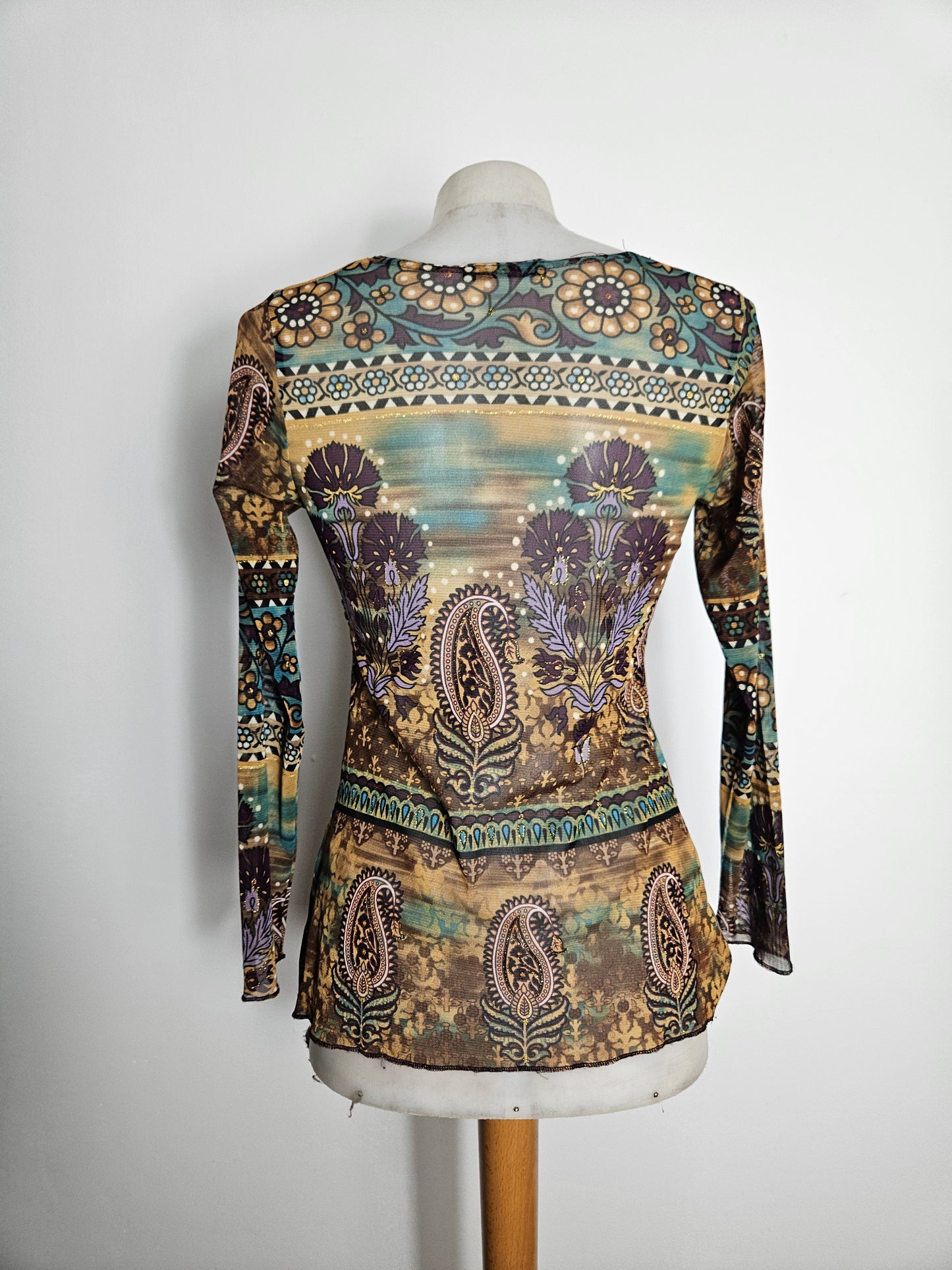 Haut en voile à arabesques et strass