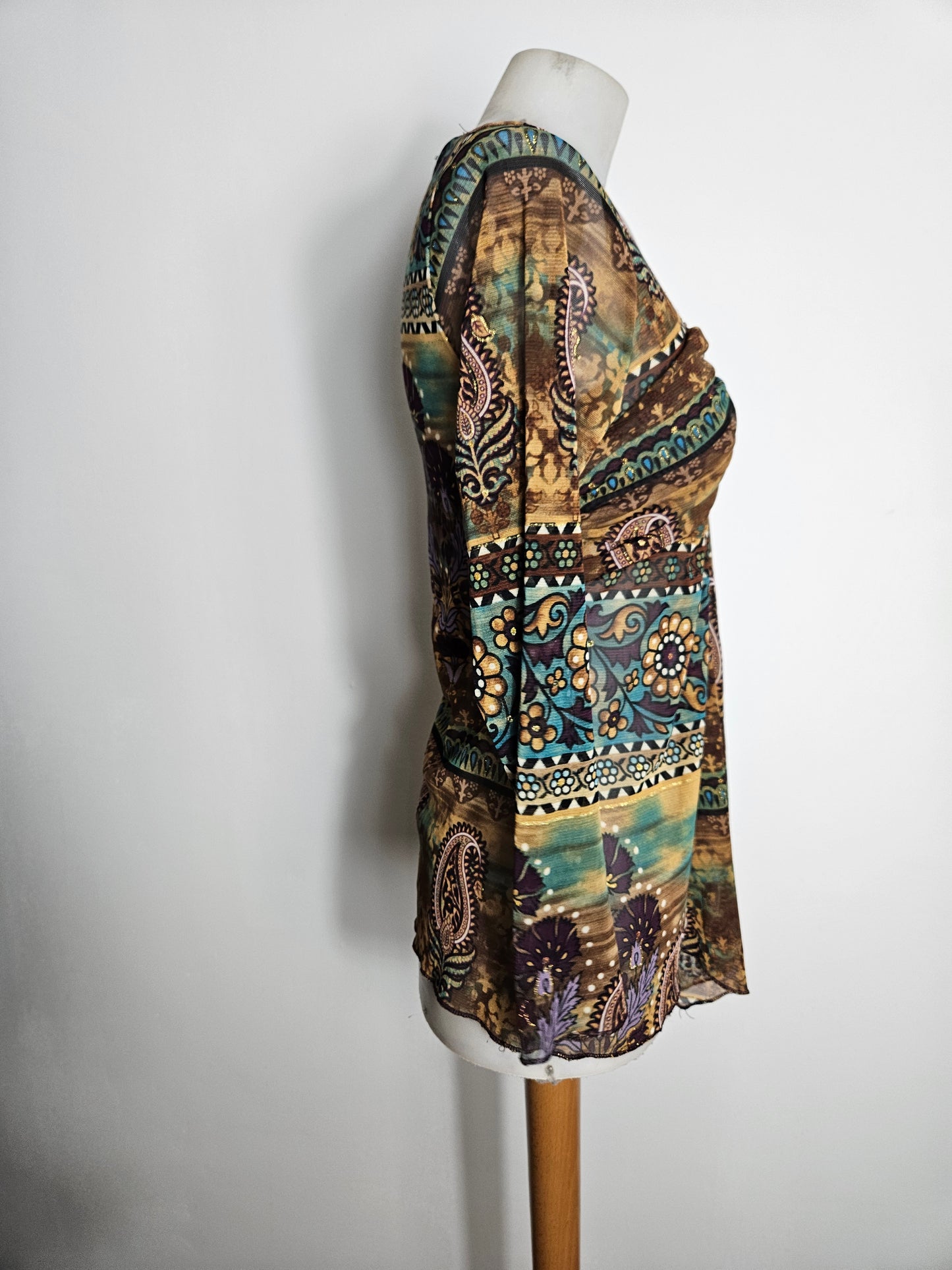 Haut en voile à arabesques et strass