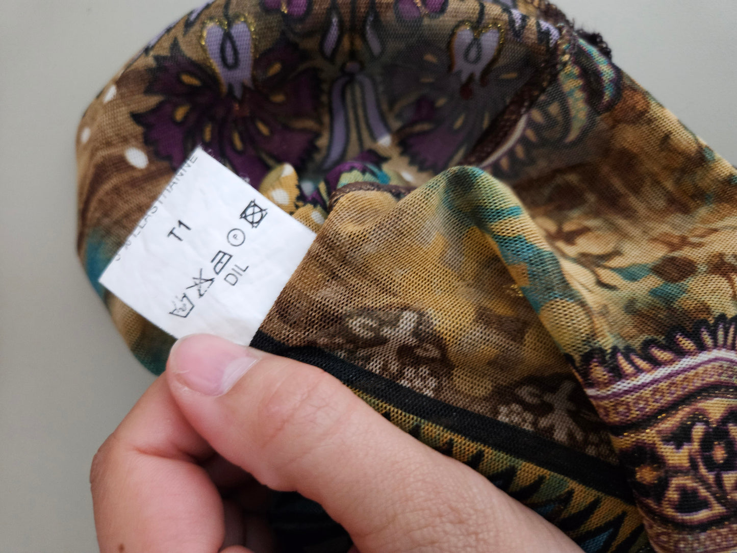 Haut en voile à arabesques et strass