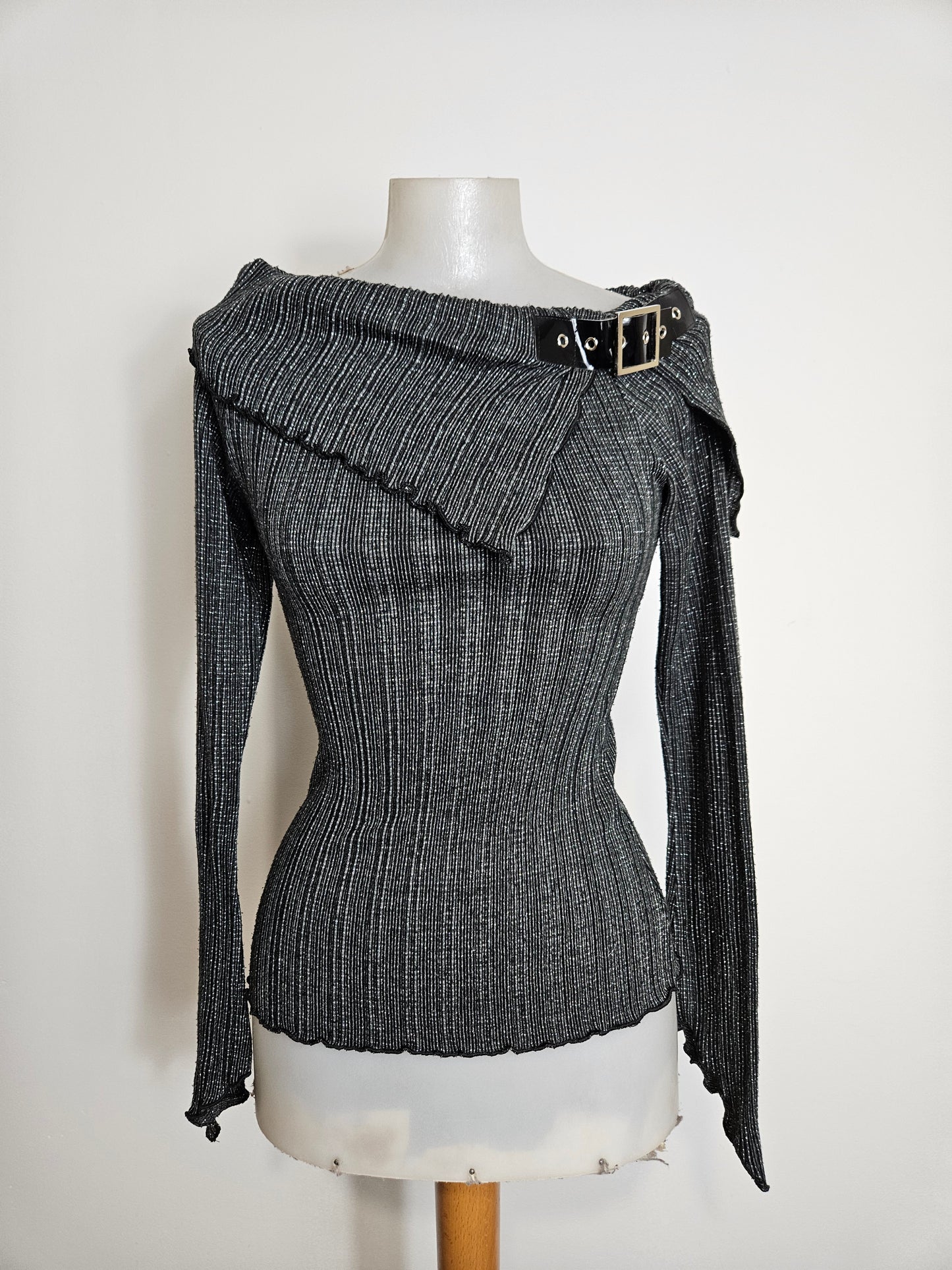 Pull léger col asymétrique détails sangle
