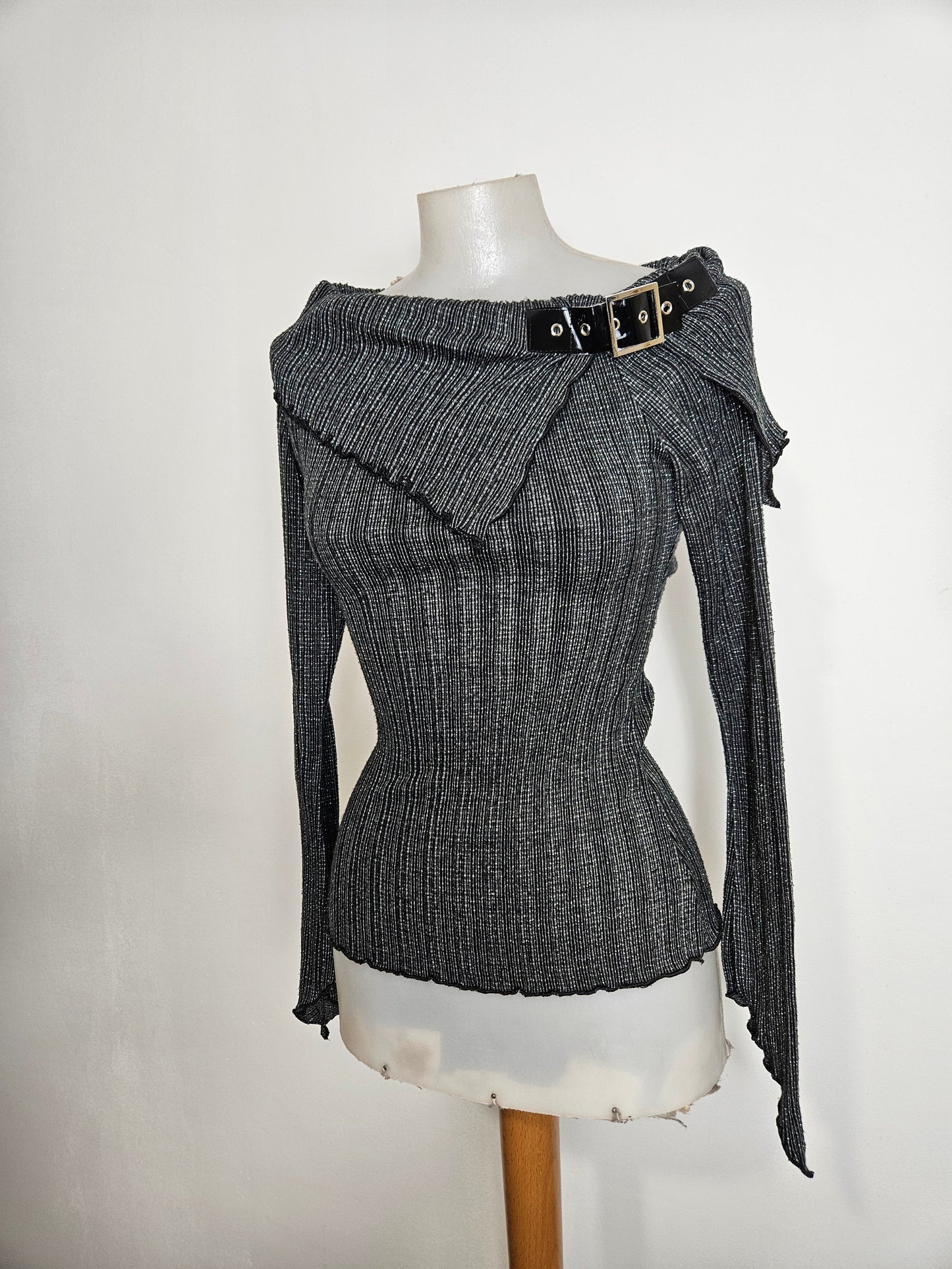 Pull léger col asymétrique détails sangle