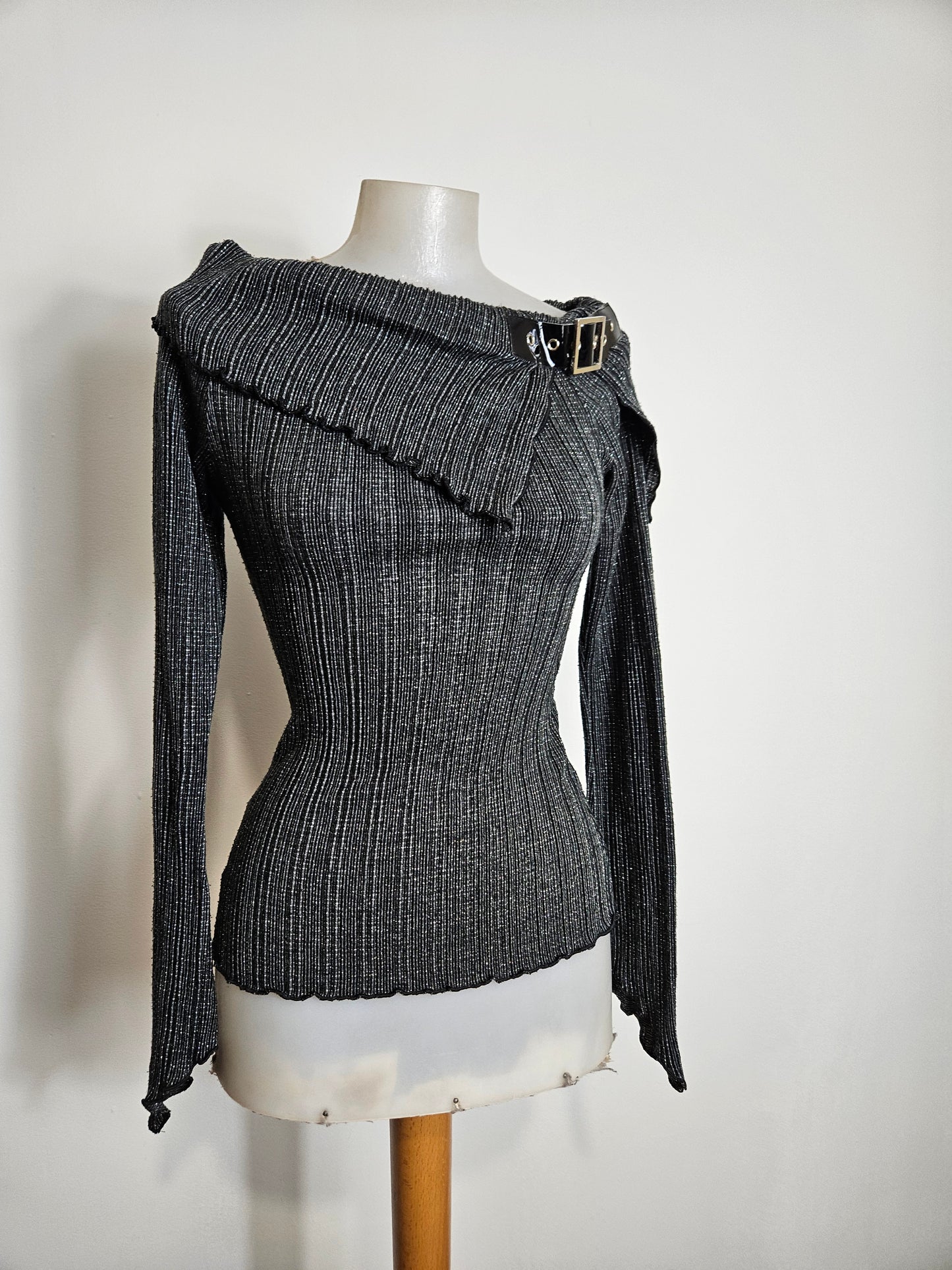 Pull léger col asymétrique détails sangle