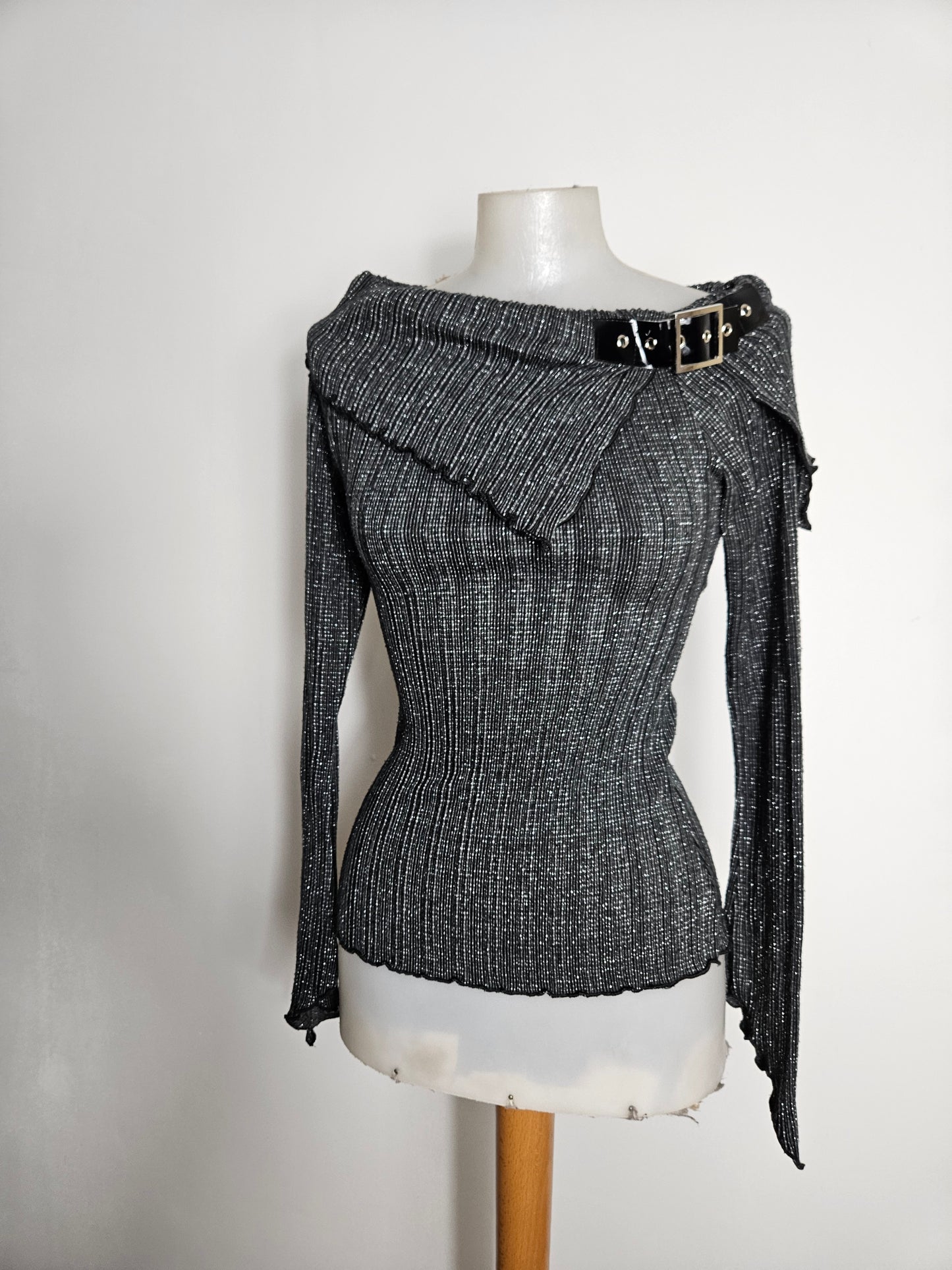Pull léger col asymétrique détails sangle