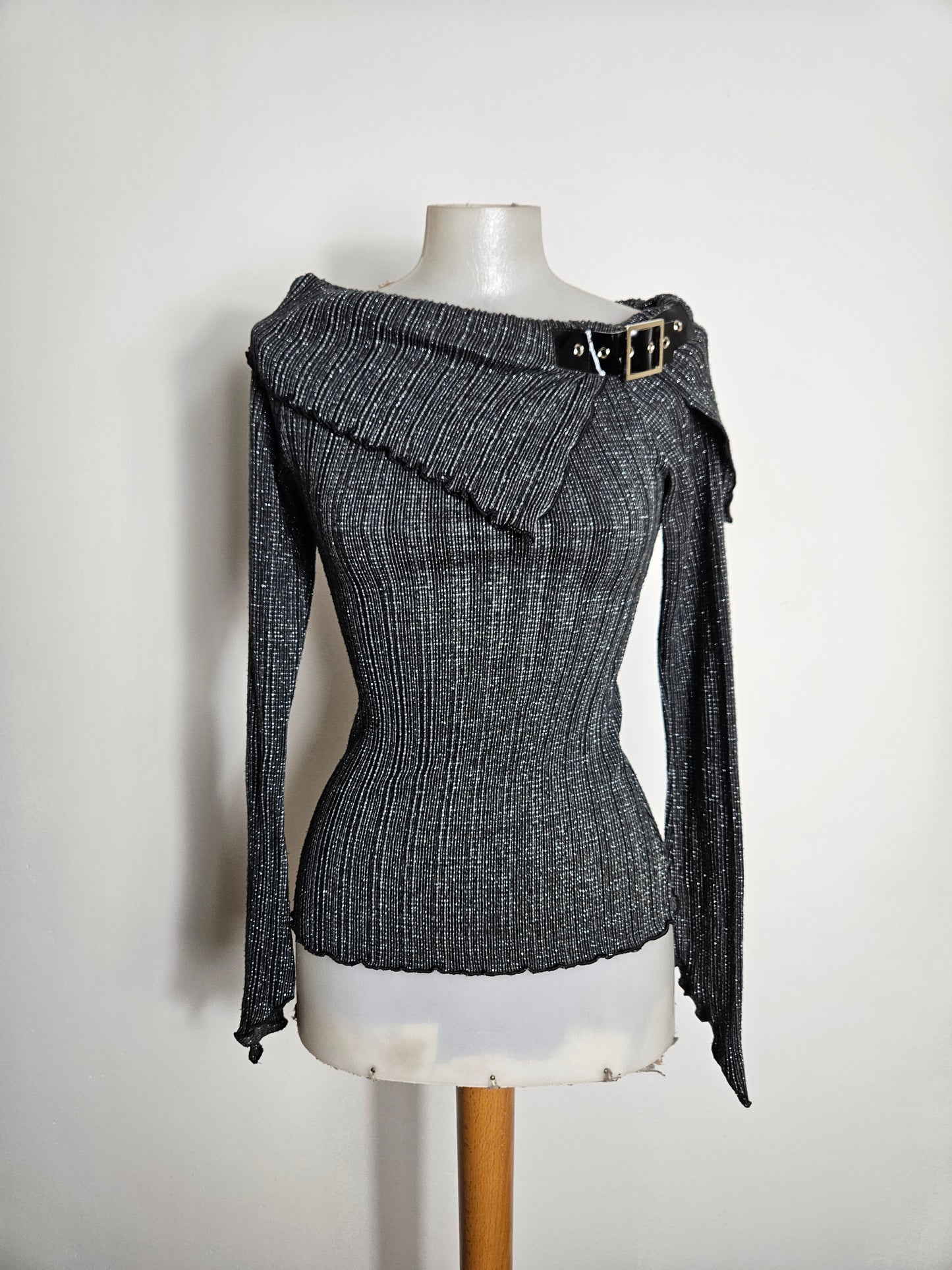 Pull léger col asymétrique détails sangle