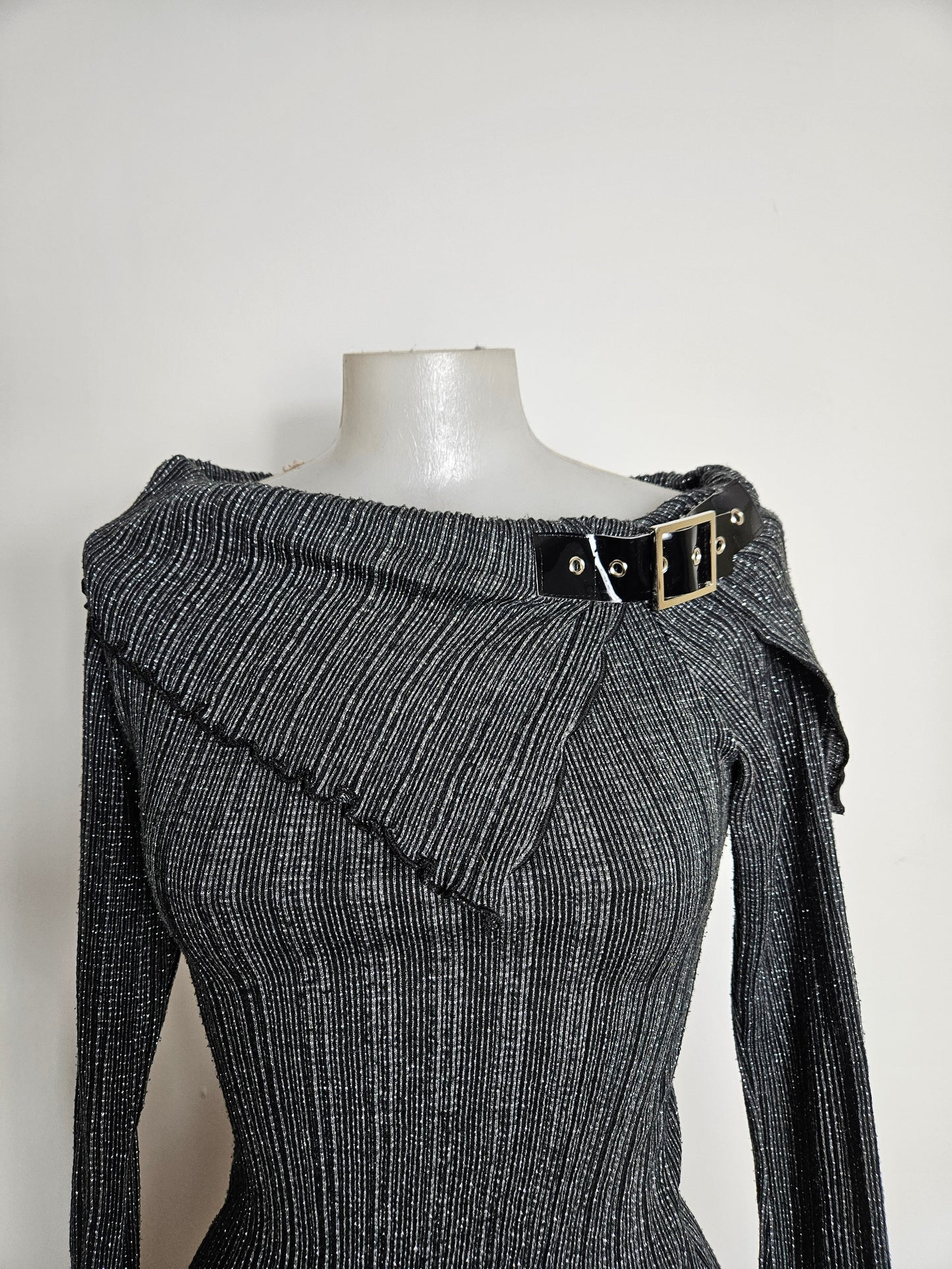 Pull léger col asymétrique détails sangle
