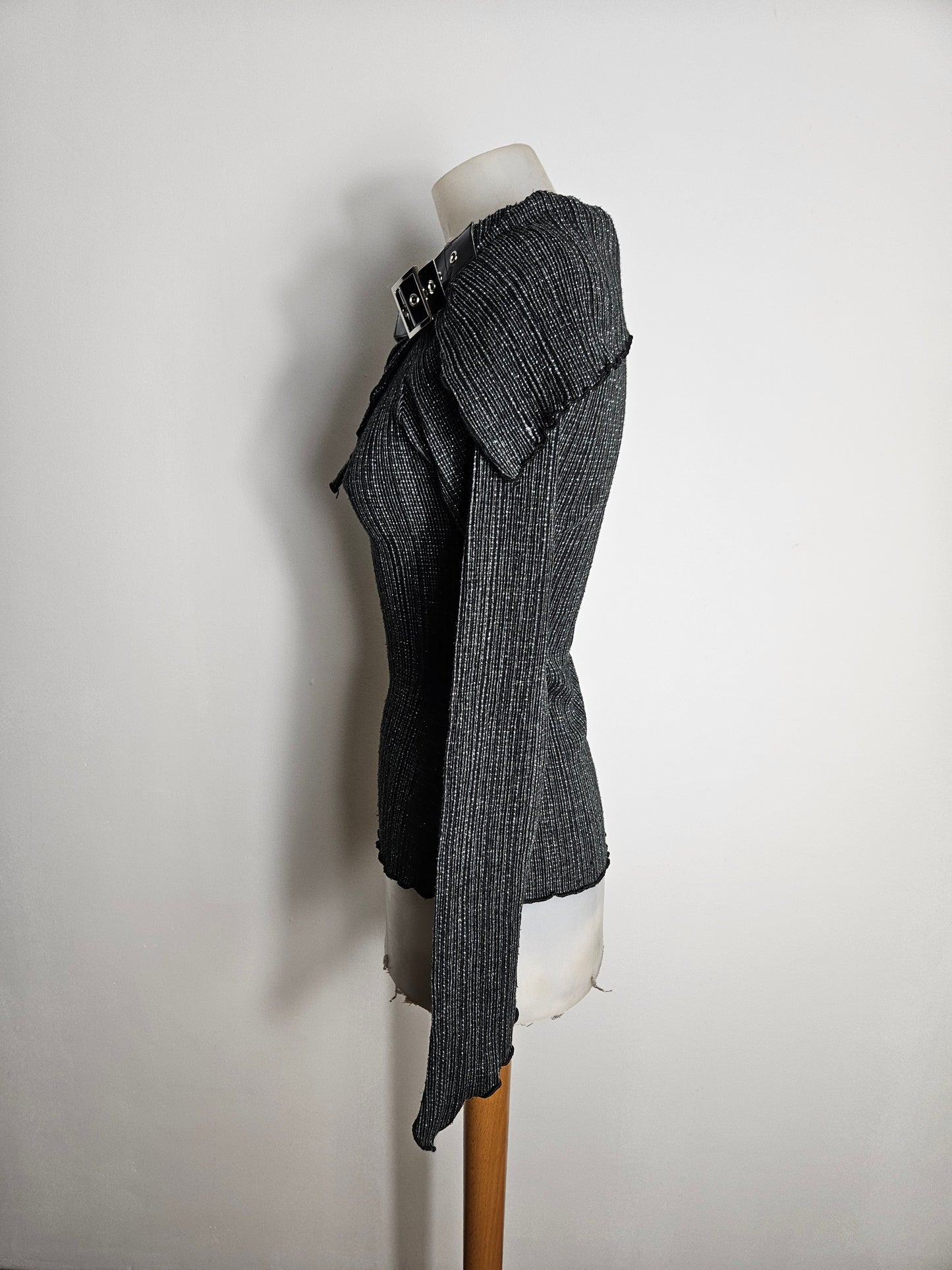 Pull léger col asymétrique détails sangle