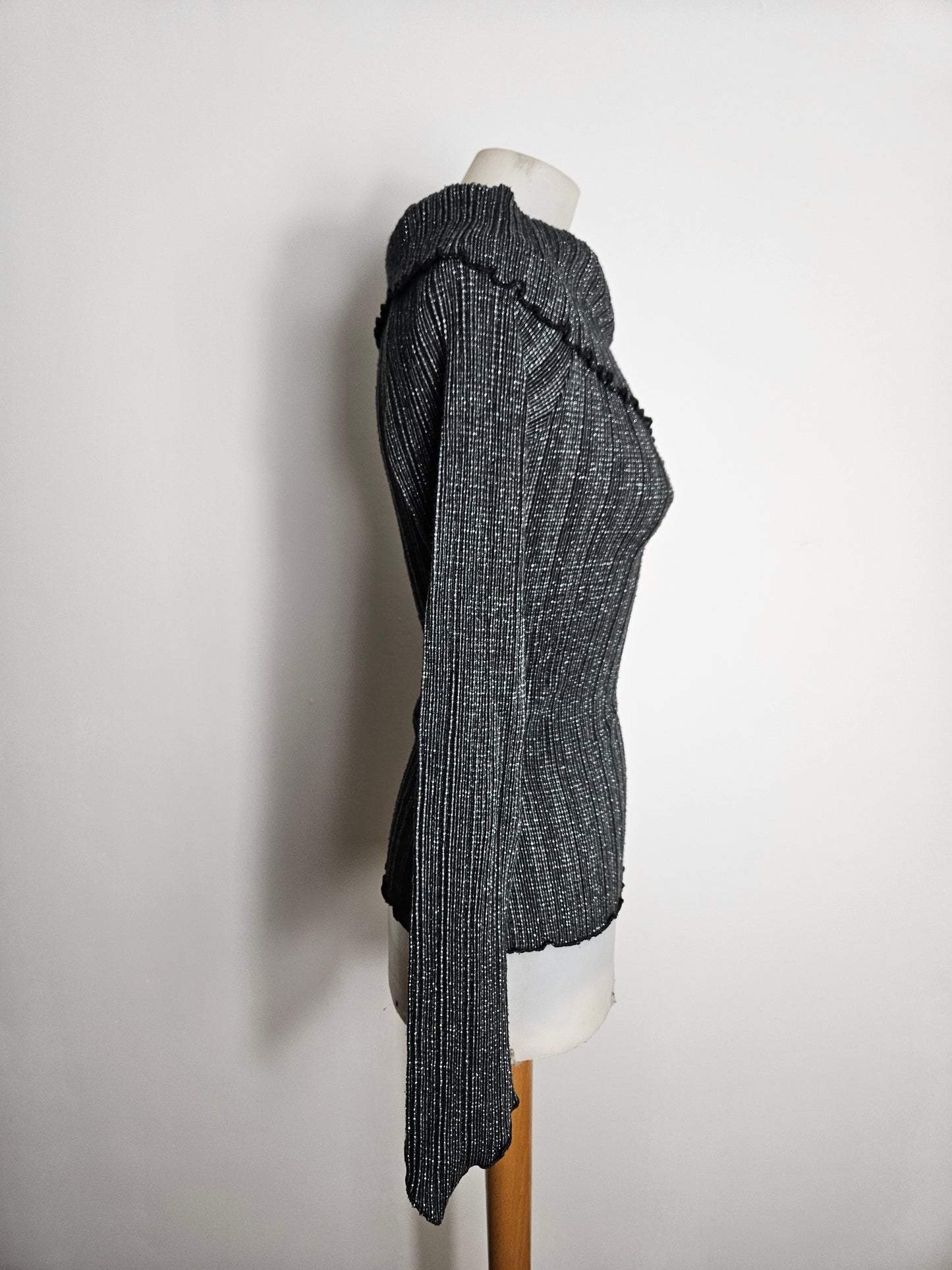 Pull léger col asymétrique détails sangle