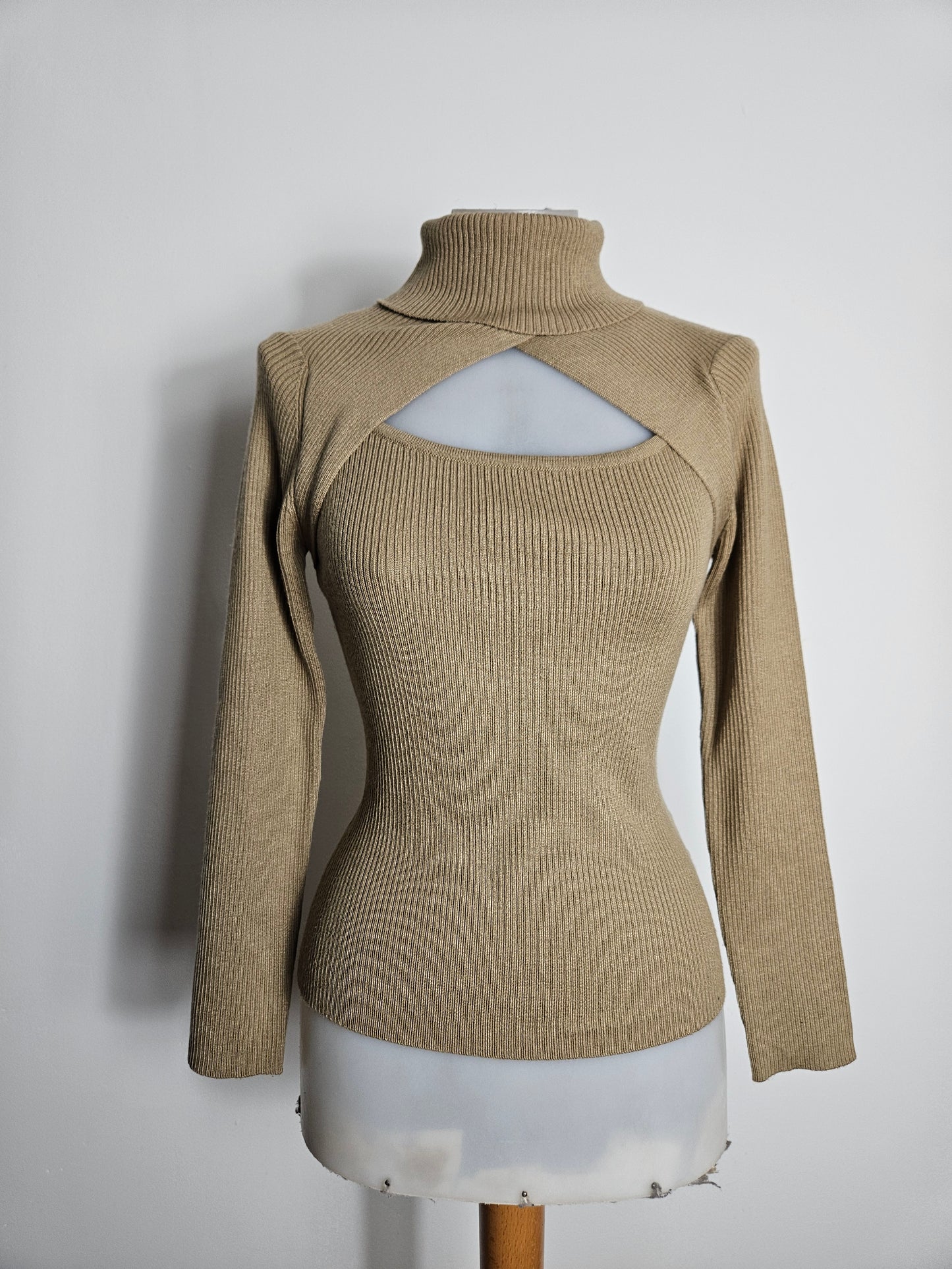 Pull côtelé avec découpe