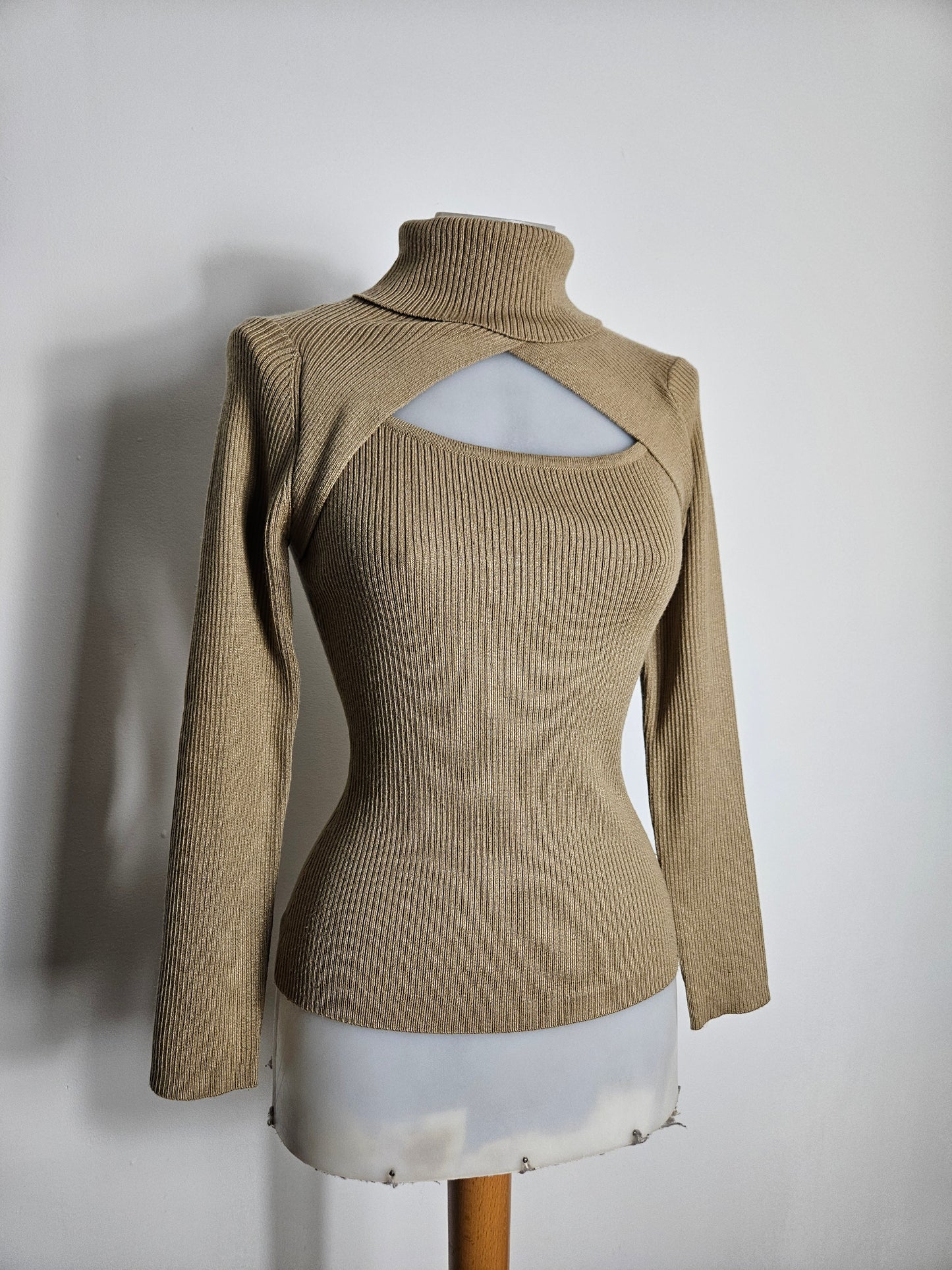 Pull côtelé avec découpe