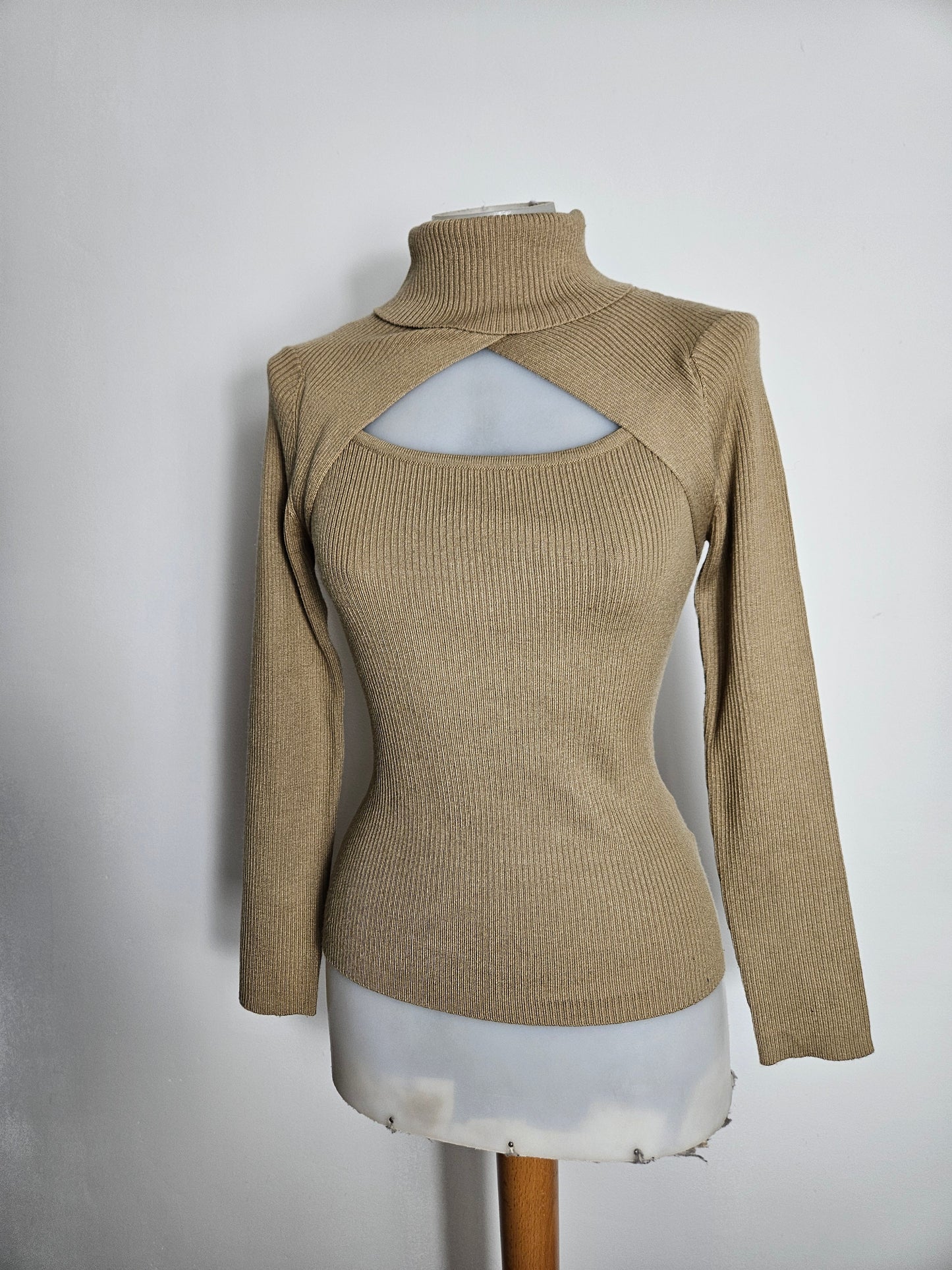 Pull côtelé avec découpe