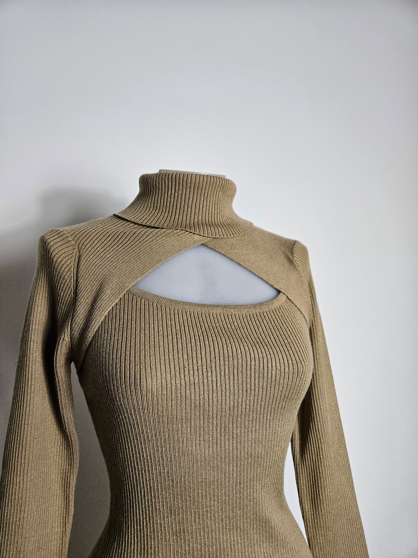 Pull côtelé avec découpe