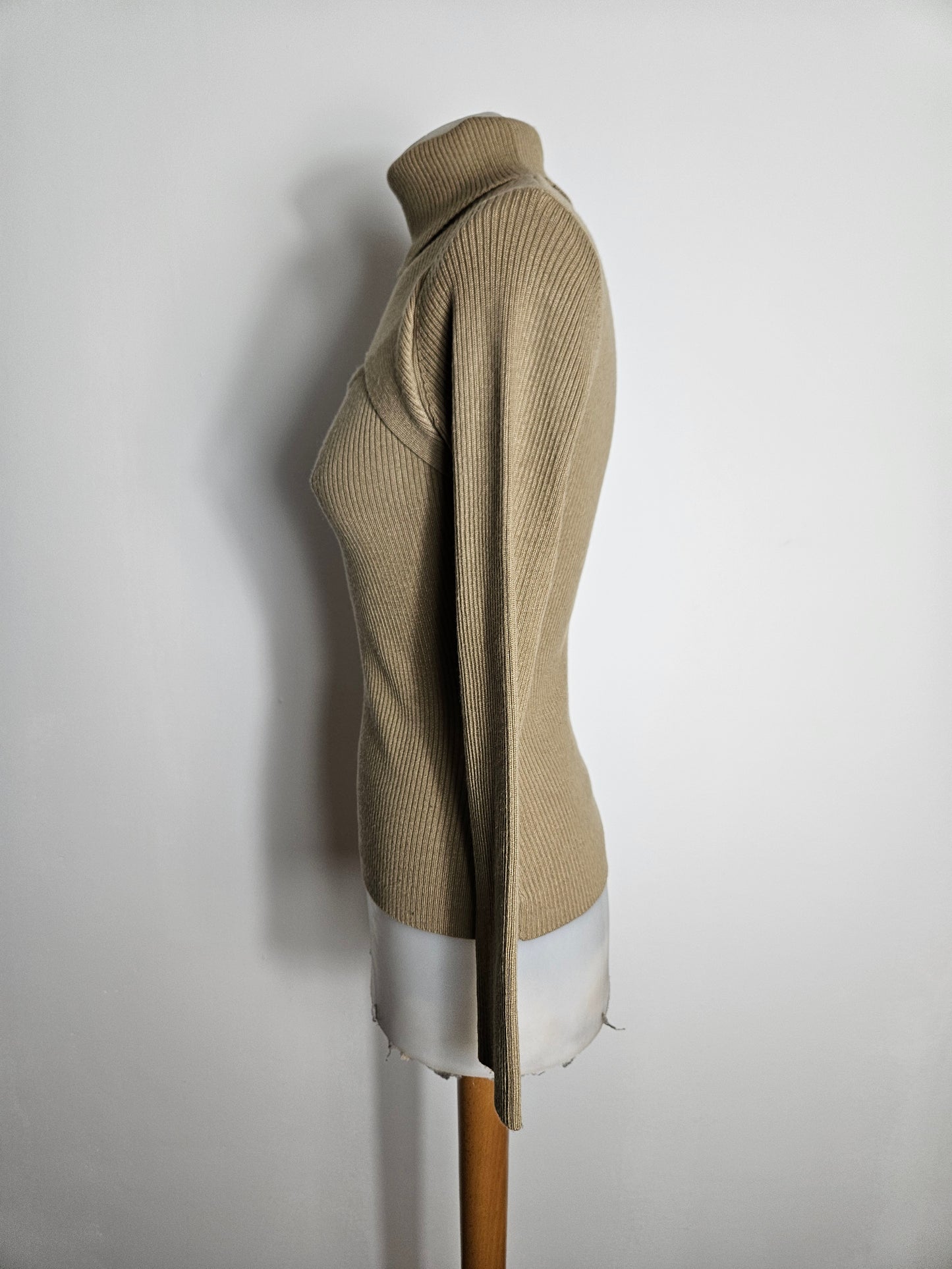 Pull côtelé avec découpe